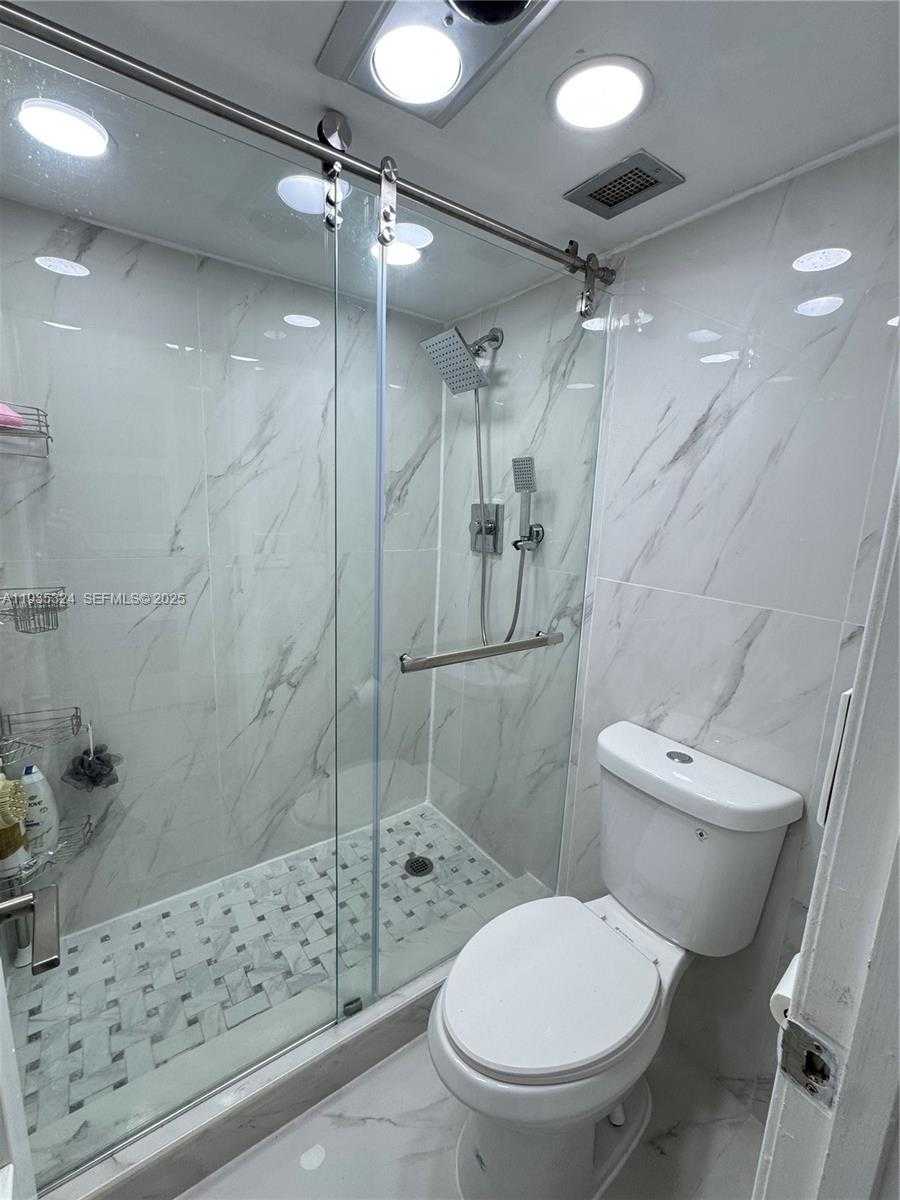 Small Image of 300 BAYVIEW DR #509, Sunny Isles Beach Number 14