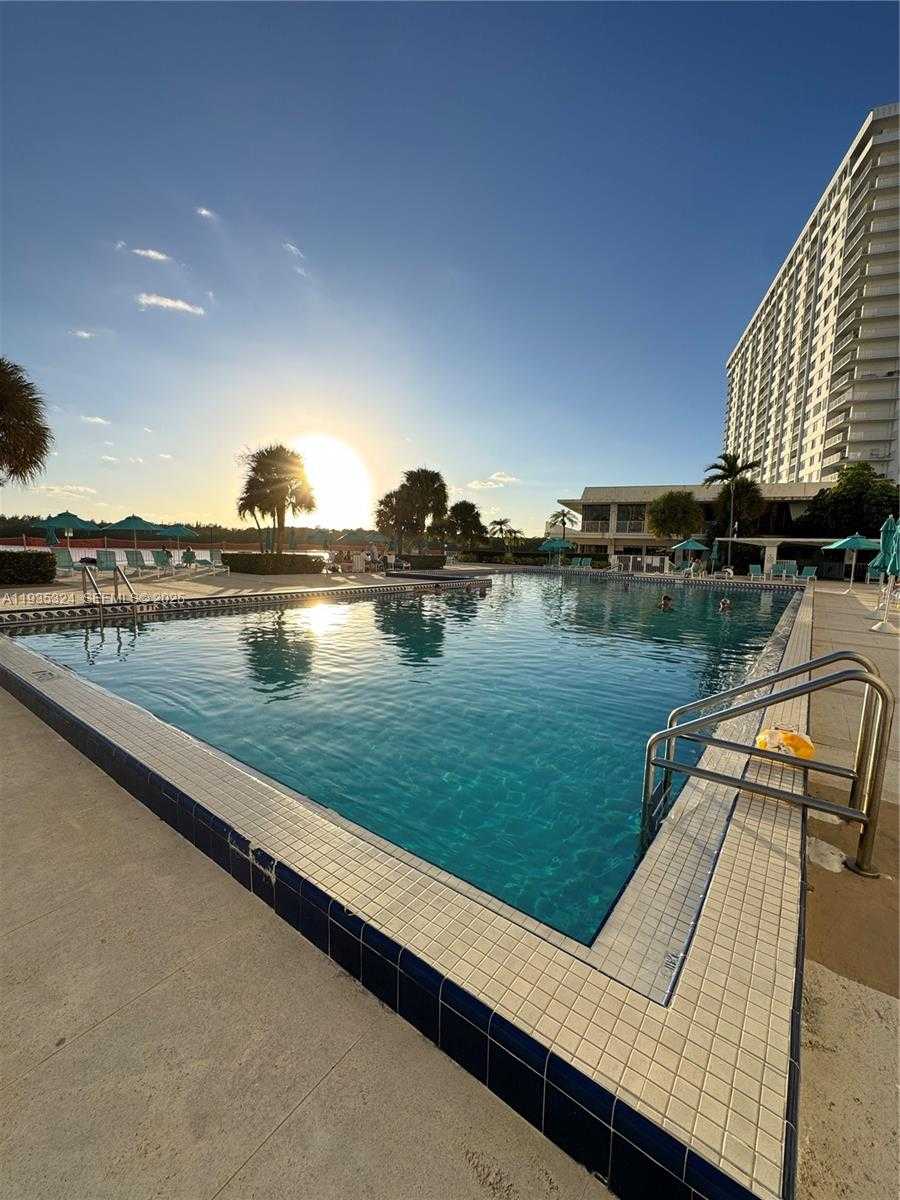Small Image of 300 BAYVIEW DR #509, Sunny Isles Beach Number 2