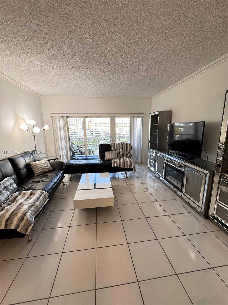 Small Image of 300 BAYVIEW DR #509, Sunny Isles Beach Number 3