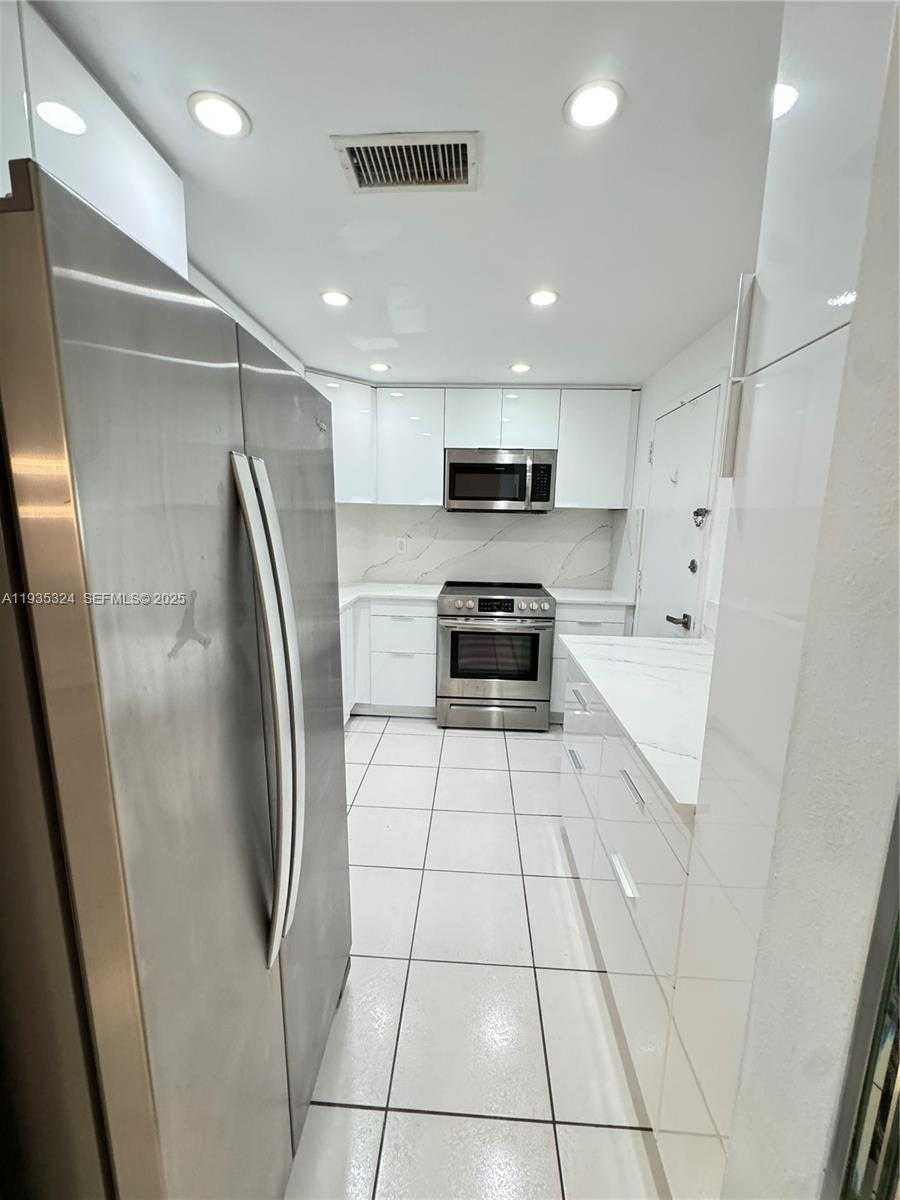 Small Image of 300 BAYVIEW DR #509, Sunny Isles Beach Number 5