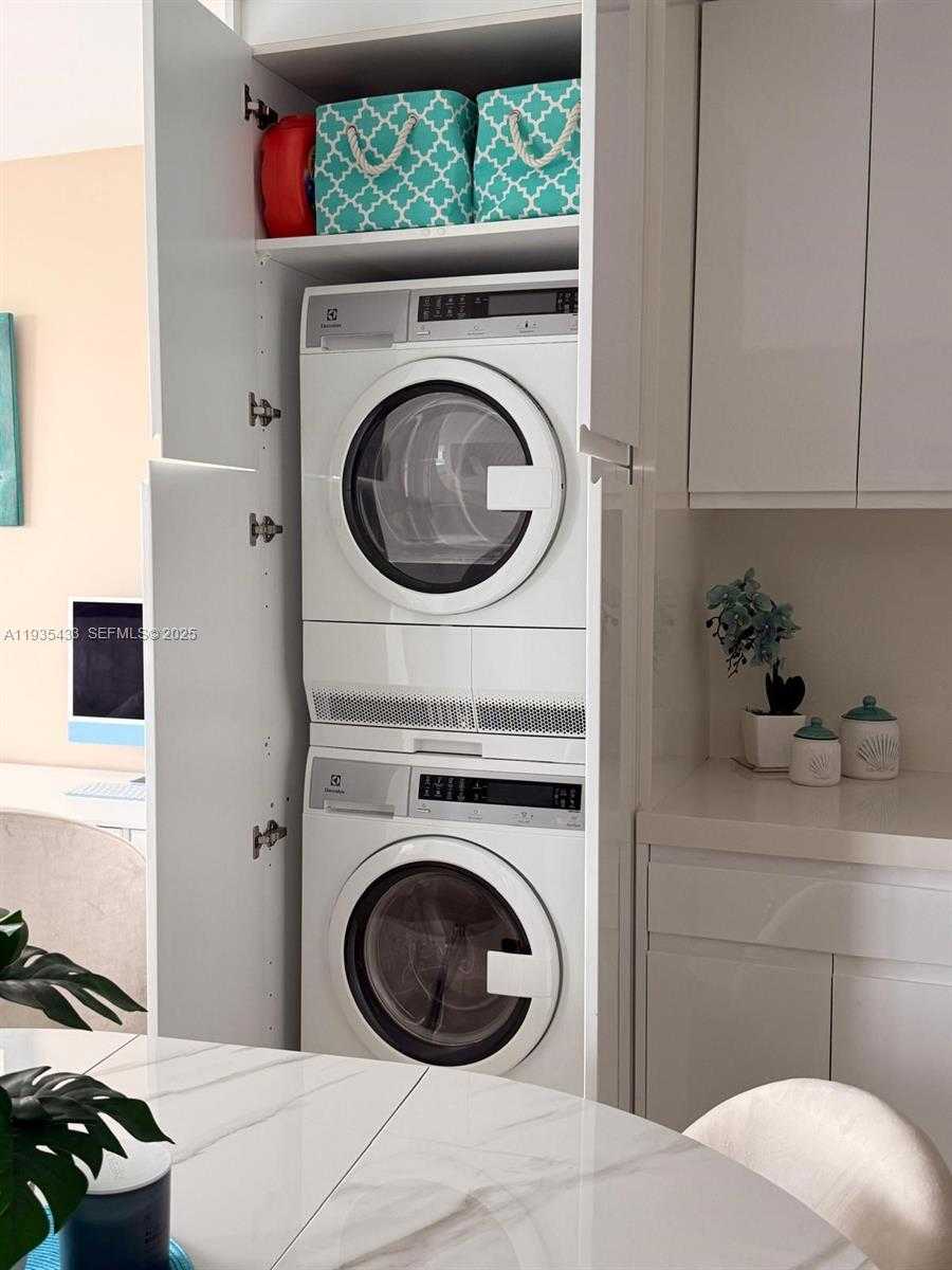 Small Image of 465 OCEAN DR #1008, Miami Beach Number 20