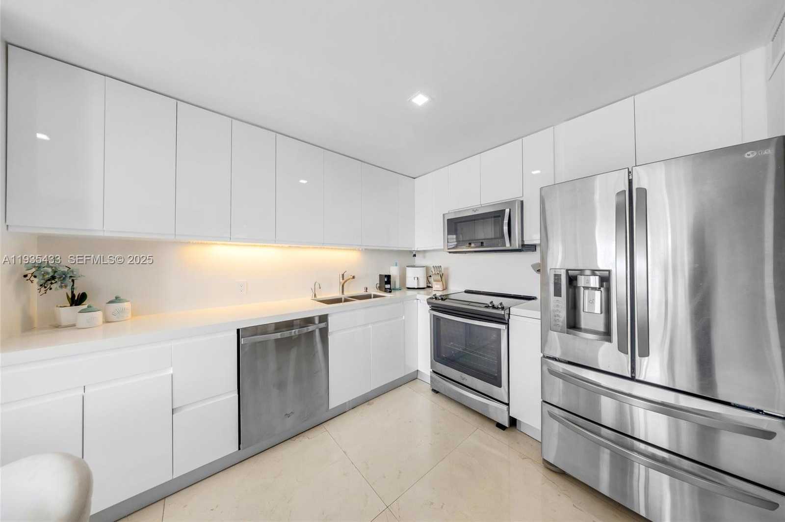 Small Image of 465 OCEAN DR #1008, Miami Beach Number 7