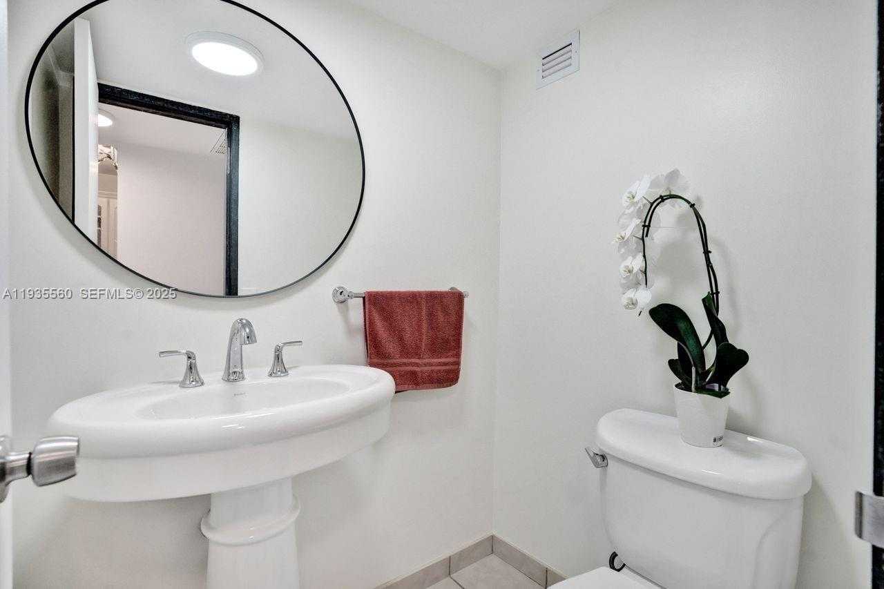 Small Image of 1228 WEST AVE #803, Miami Beach Number 17