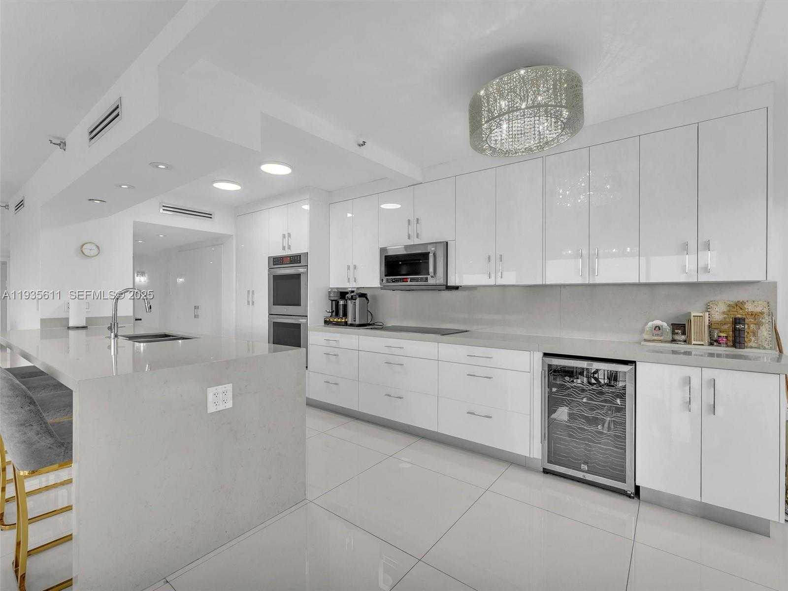 Small Image of 19707 TURNBERRY WAY #21D, Aventura Number 2