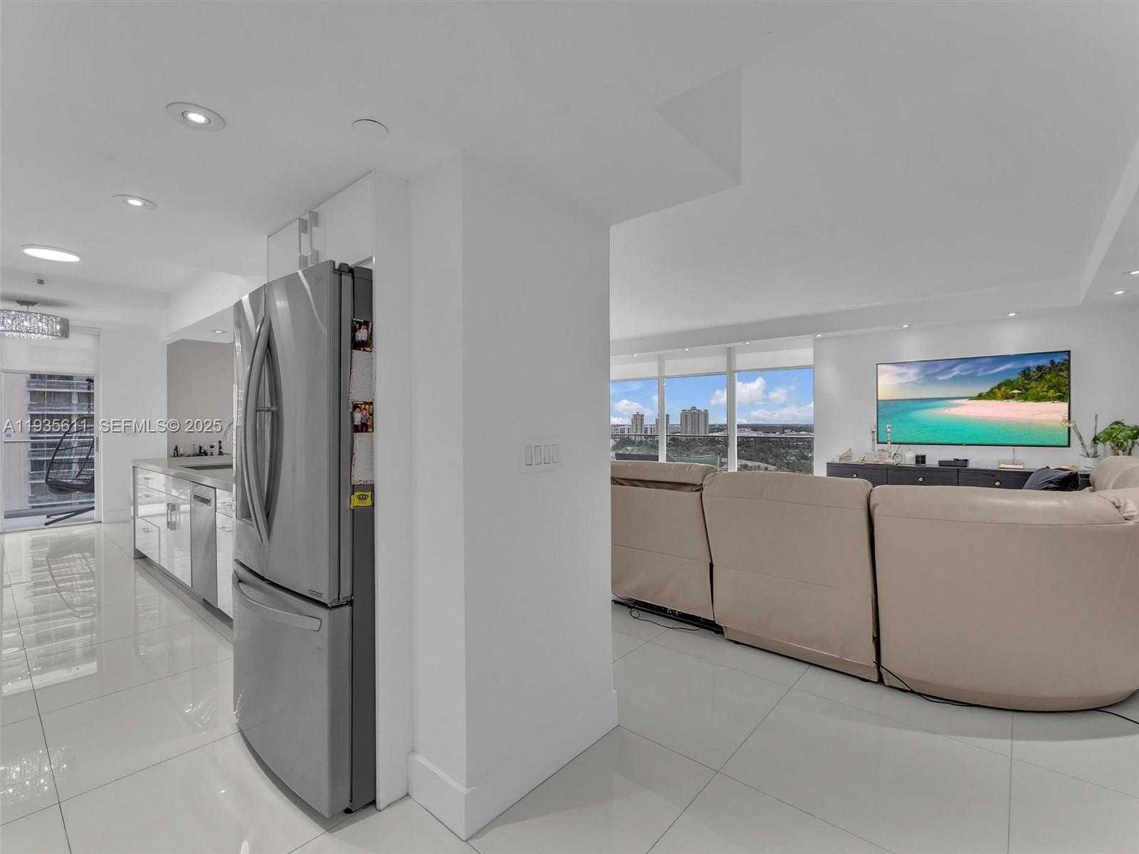 Small Image of 19707 TURNBERRY WAY #21D, Aventura Number 5