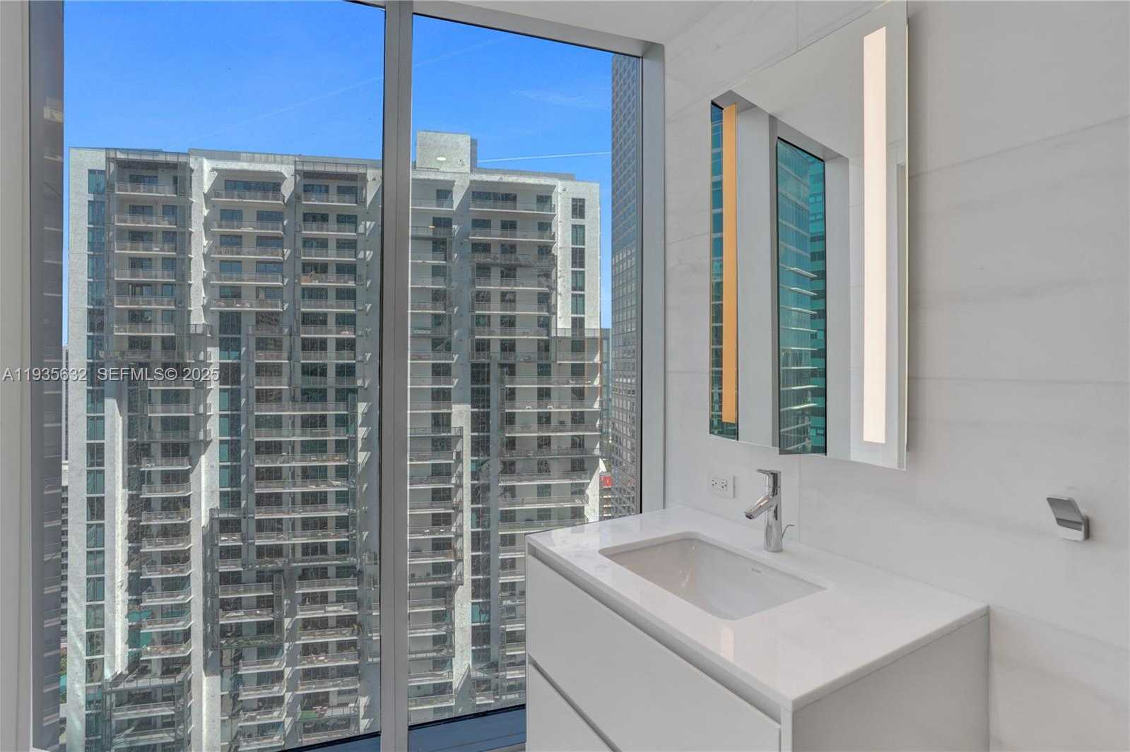 Small Image of 300 BISCAYNE BOULEVARD WAY #3704C, Miami Number 17