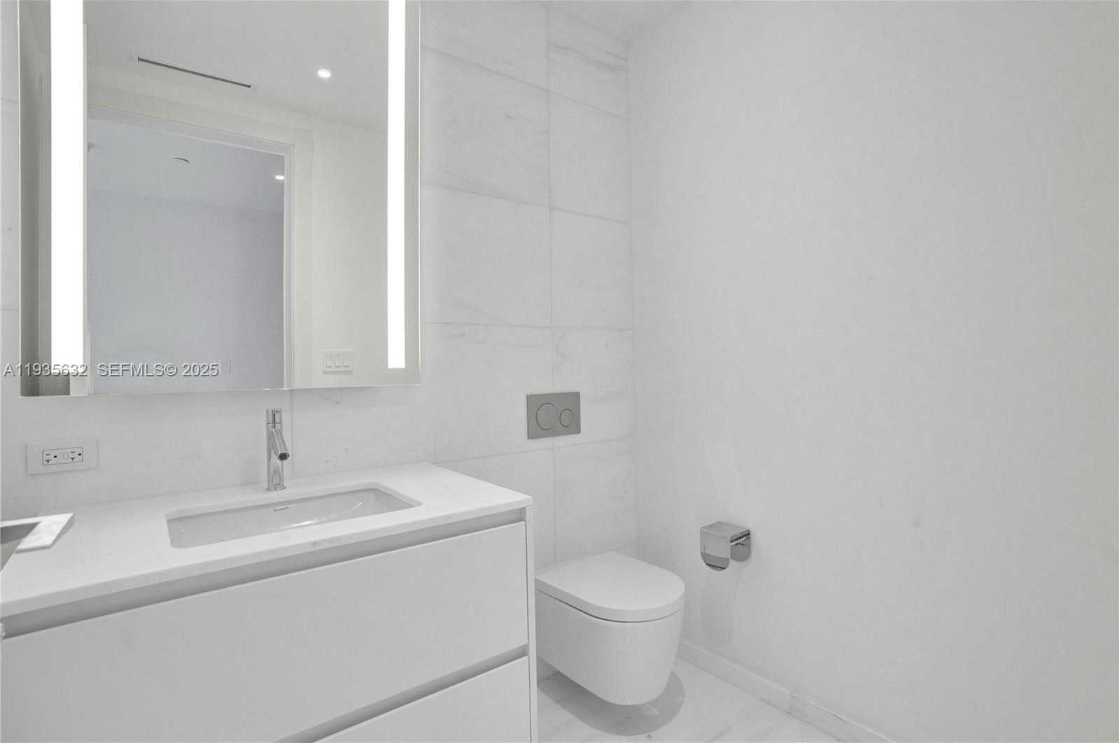 Small Image of 300 BISCAYNE BOULEVARD WAY #3704C, Miami Number 22