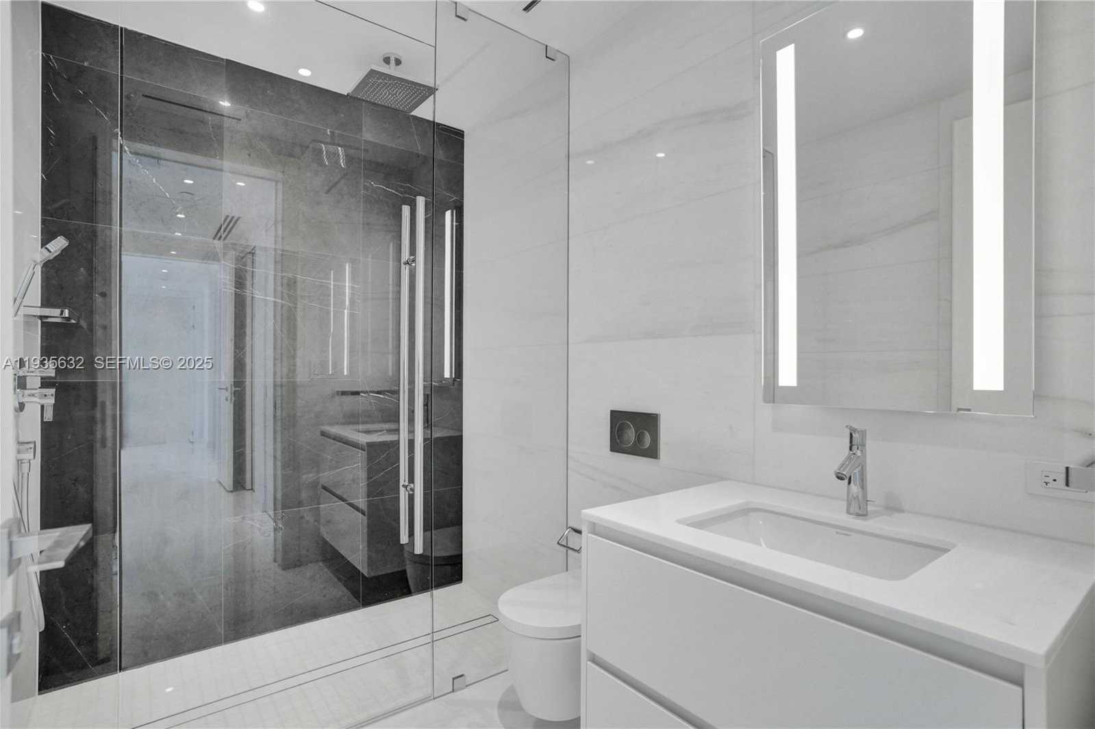 Small Image of 300 BISCAYNE BOULEVARD WAY #3704C, Miami Number 23