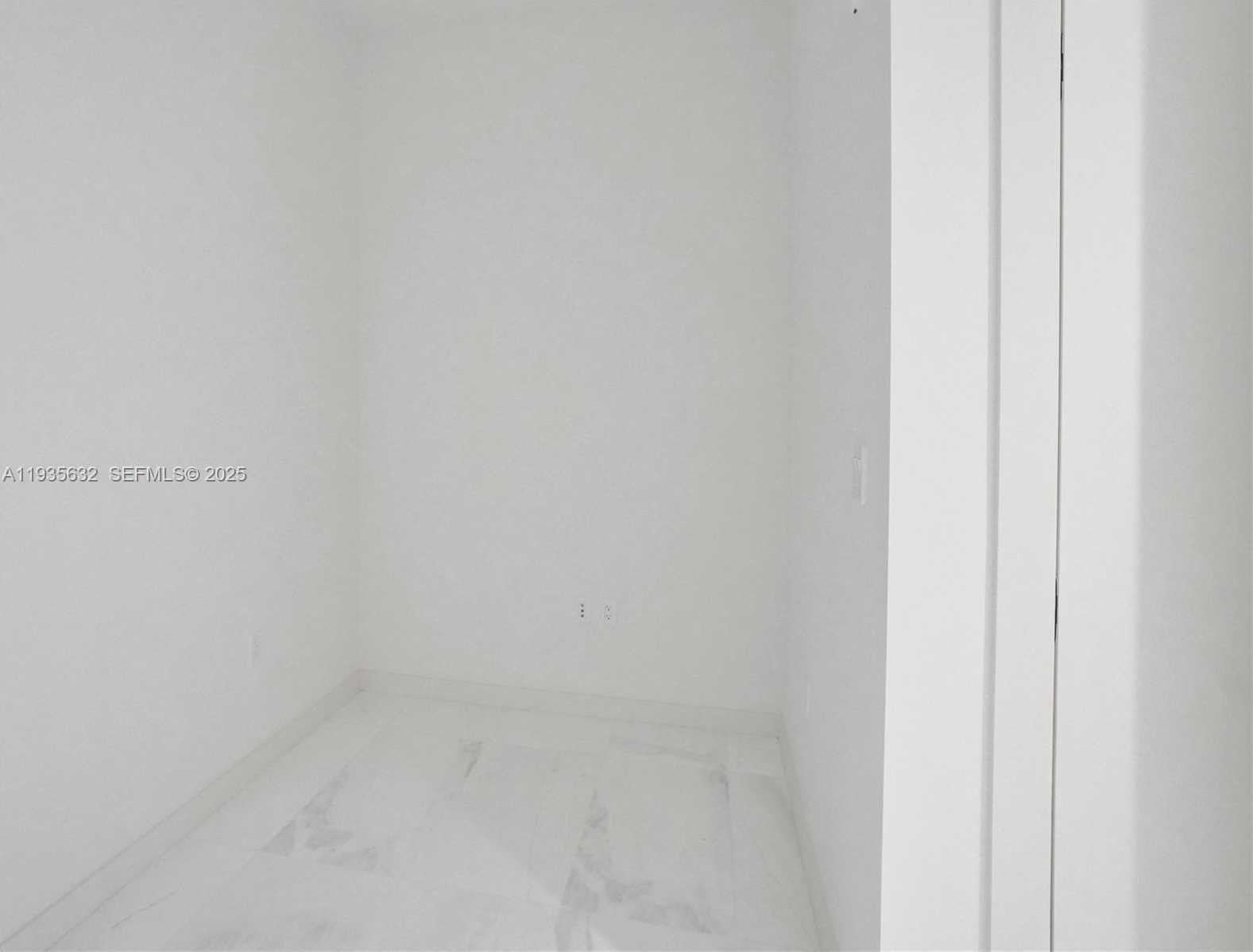 Small Image of 300 BISCAYNE BOULEVARD WAY #3704C, Miami Number 31