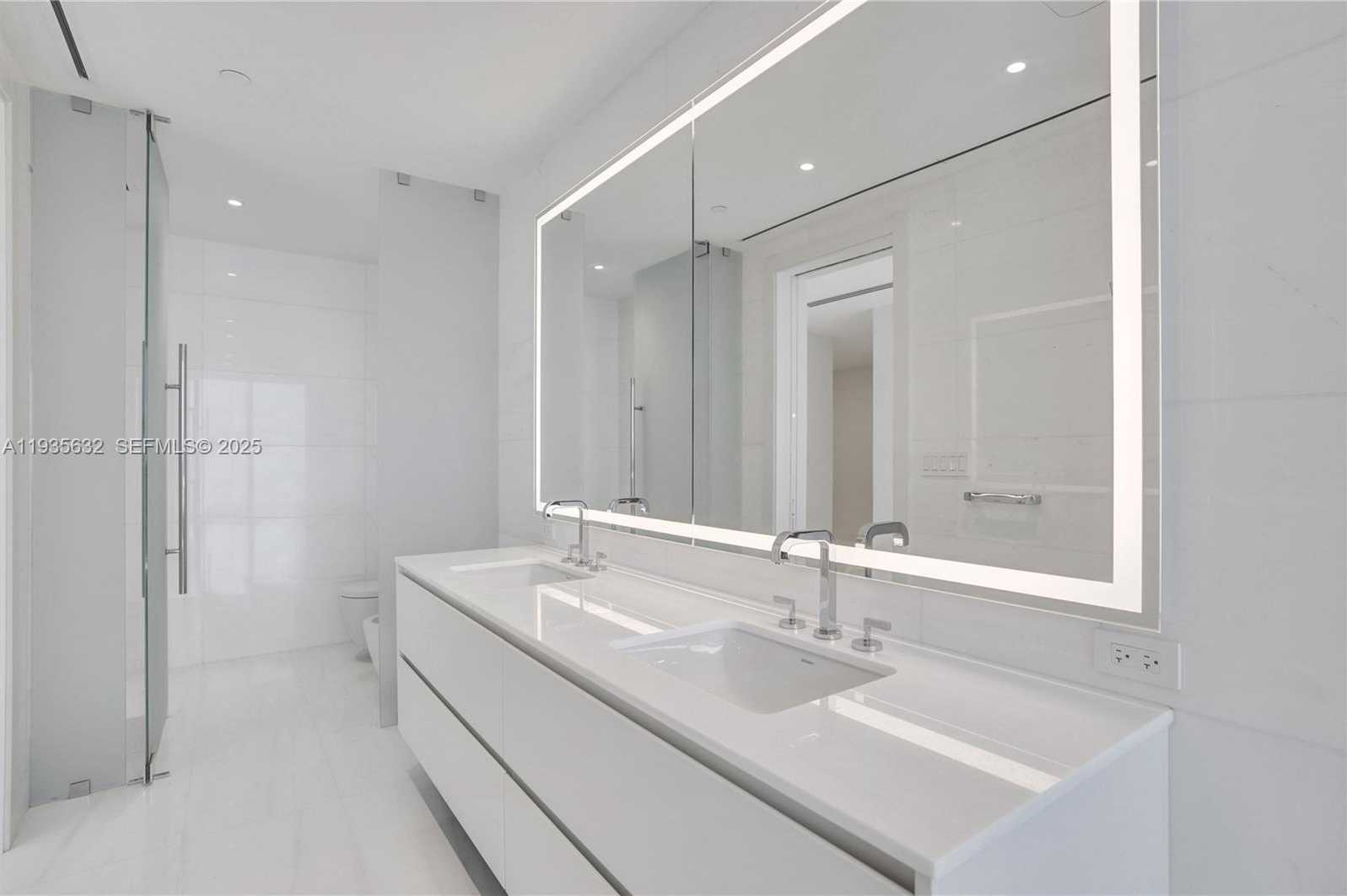 Small Image of 300 BISCAYNE BOULEVARD WAY #3704C, Miami Number 37