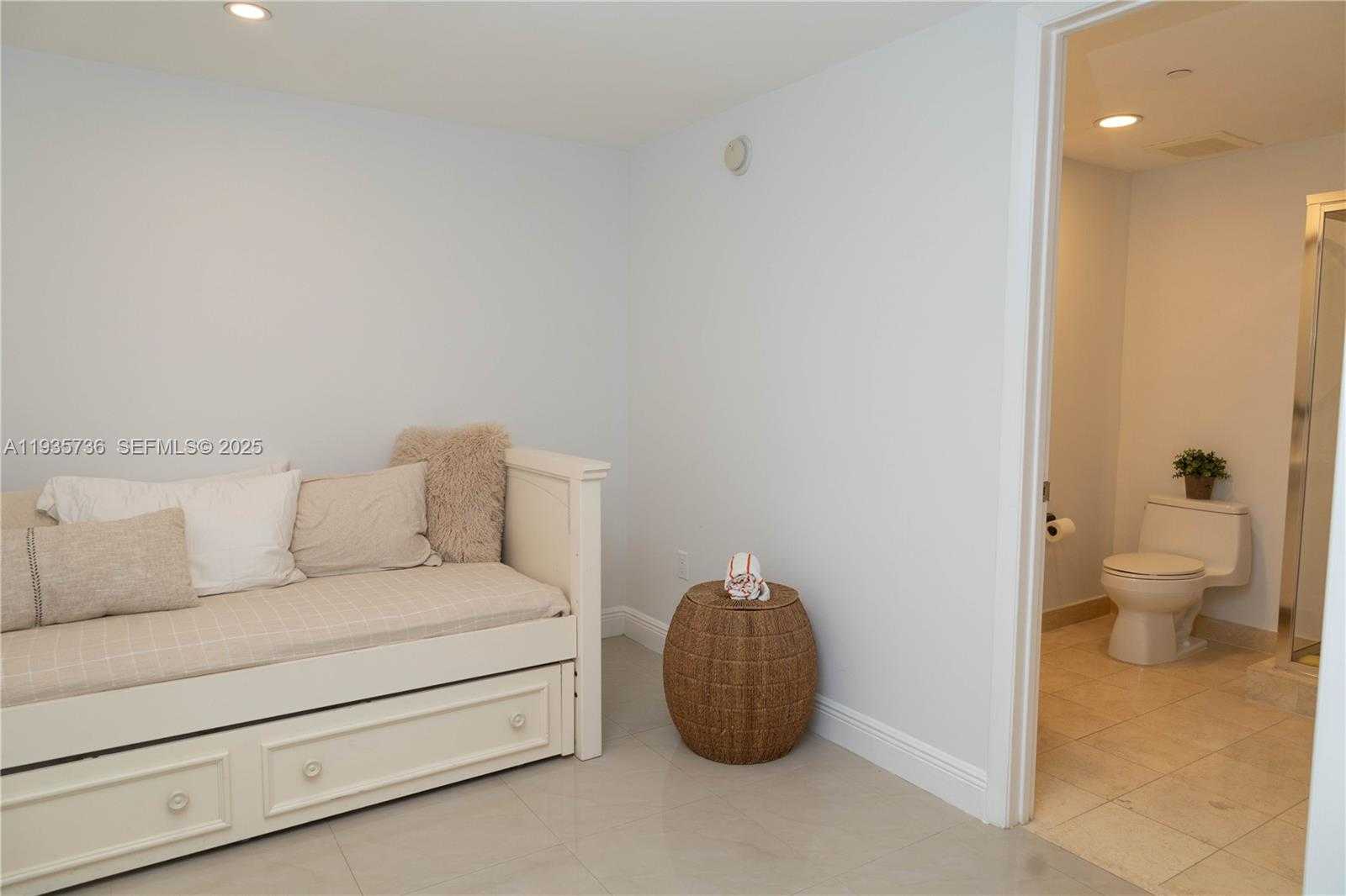 Small Image of 1800 SOUTH OCEAN DR #908, Hallandale Beach Number 13