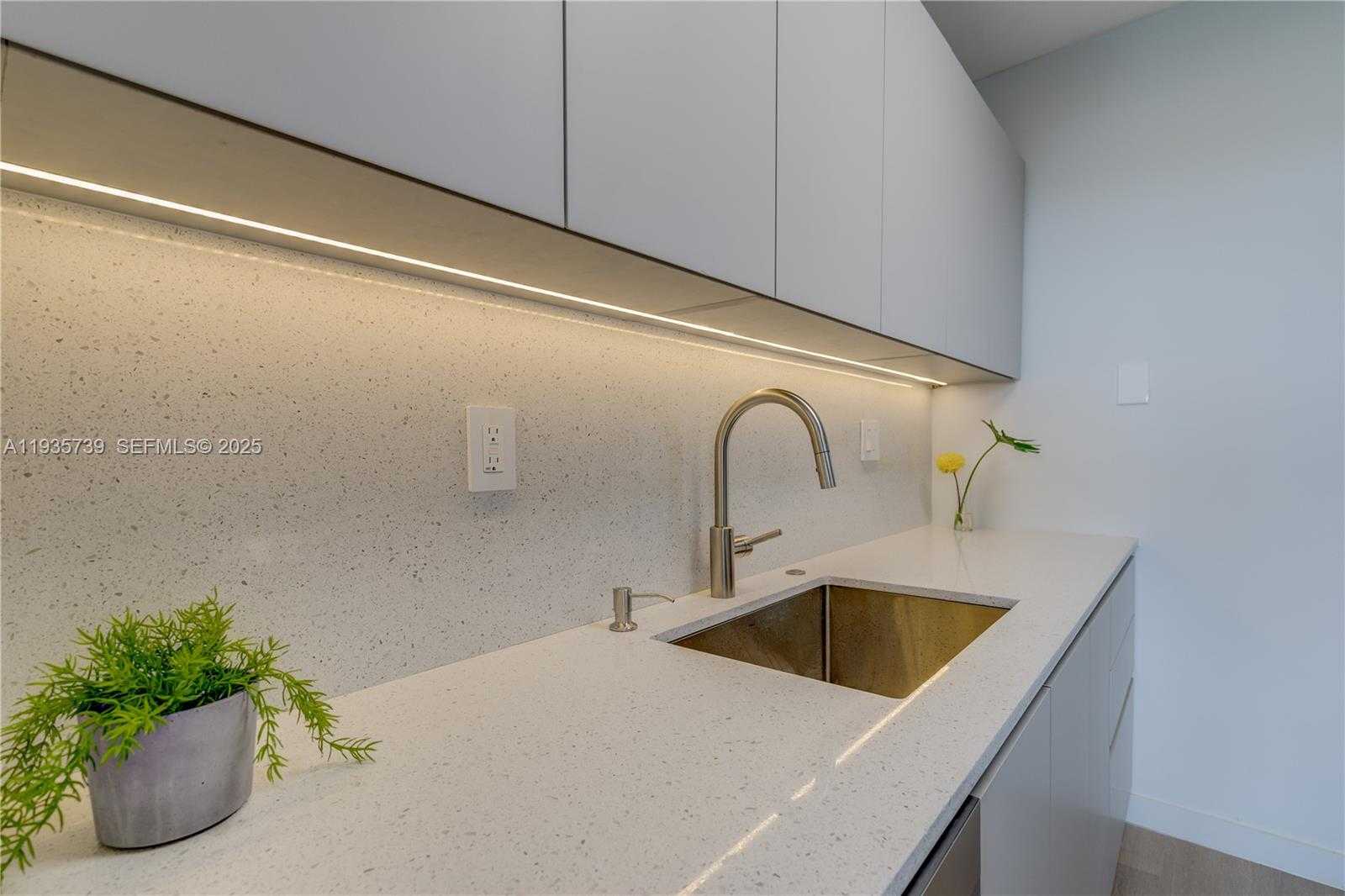 Small Image of 2000 NORTH EAST 135TH ST #908, North Miami Number 5