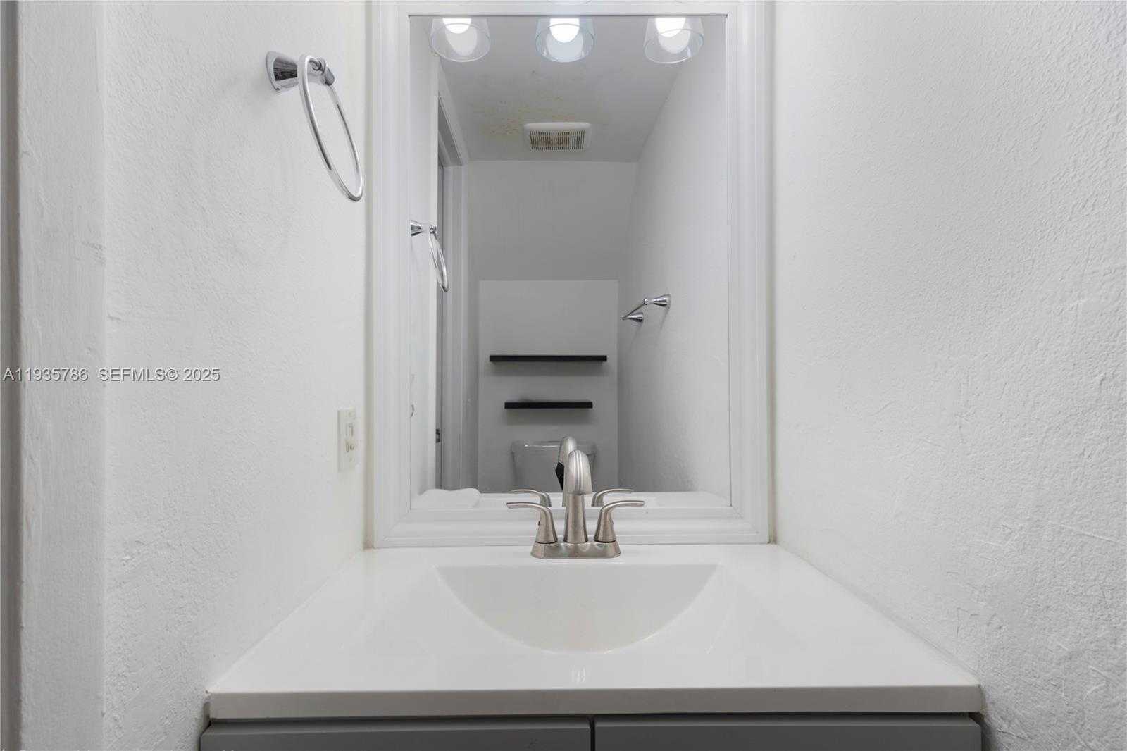 Small Image of 8262 NW 5th Ln, Miami, FL 33126, USA Number 10