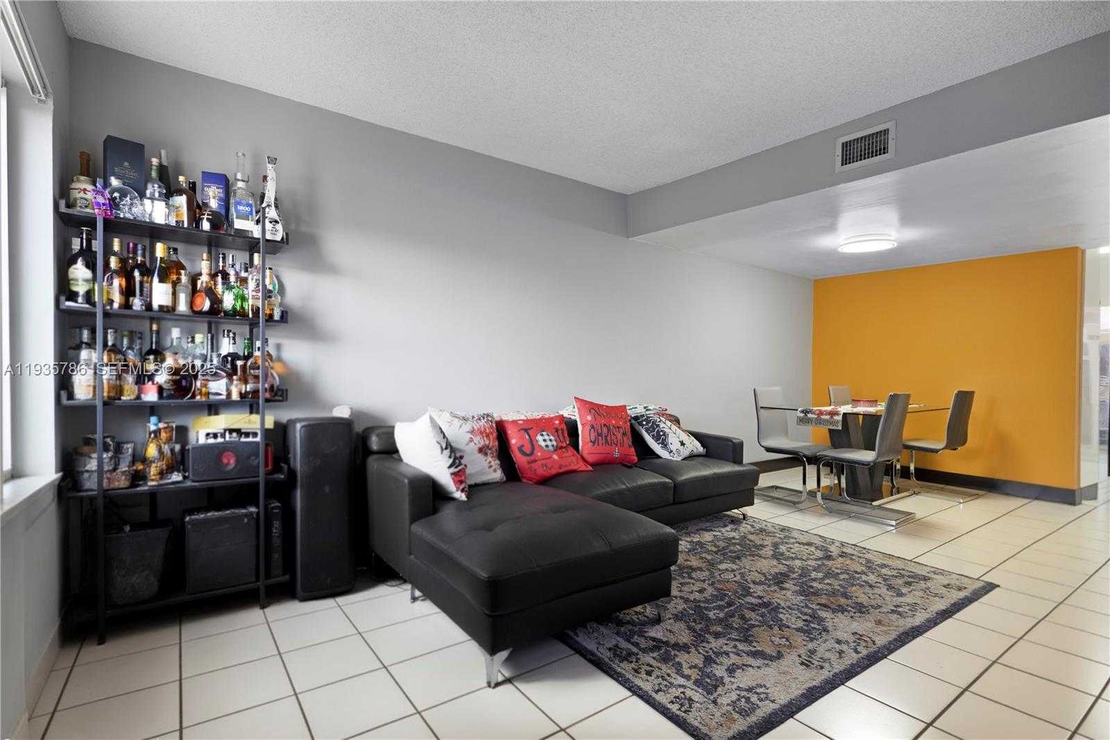 Small Image of 8262 NW 5th Ln, Miami, FL 33126, USA Number 11