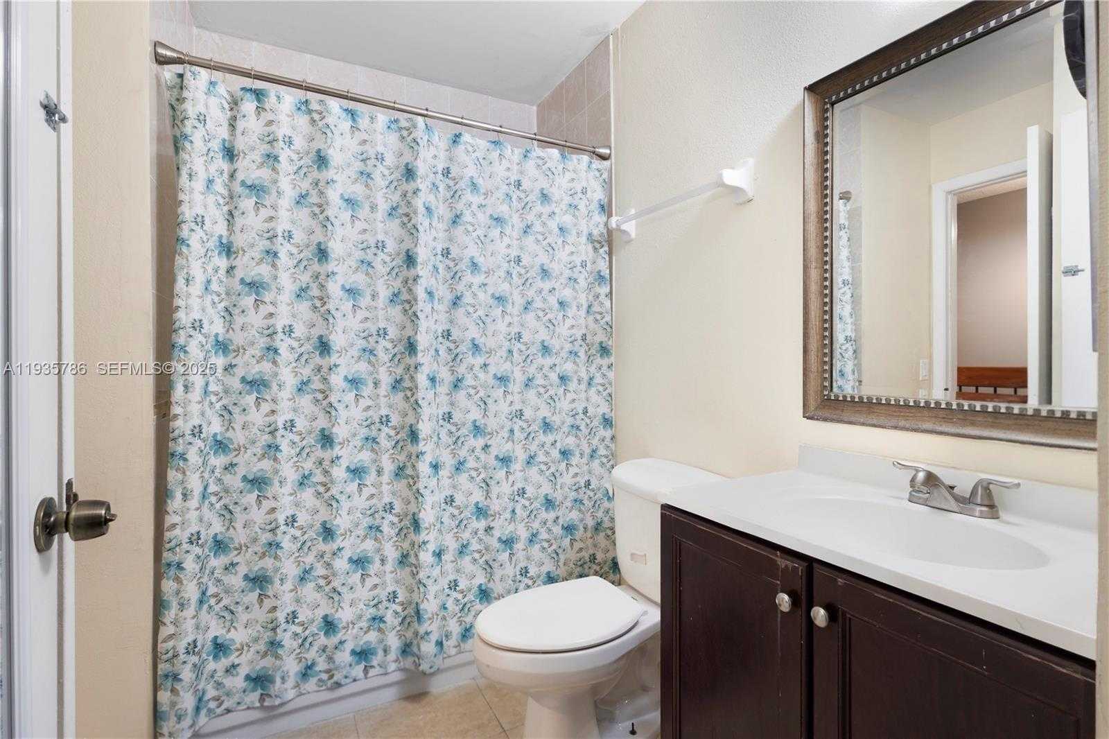 Small Image of 8262 NW 5th Ln, Miami, FL 33126, USA Number 18