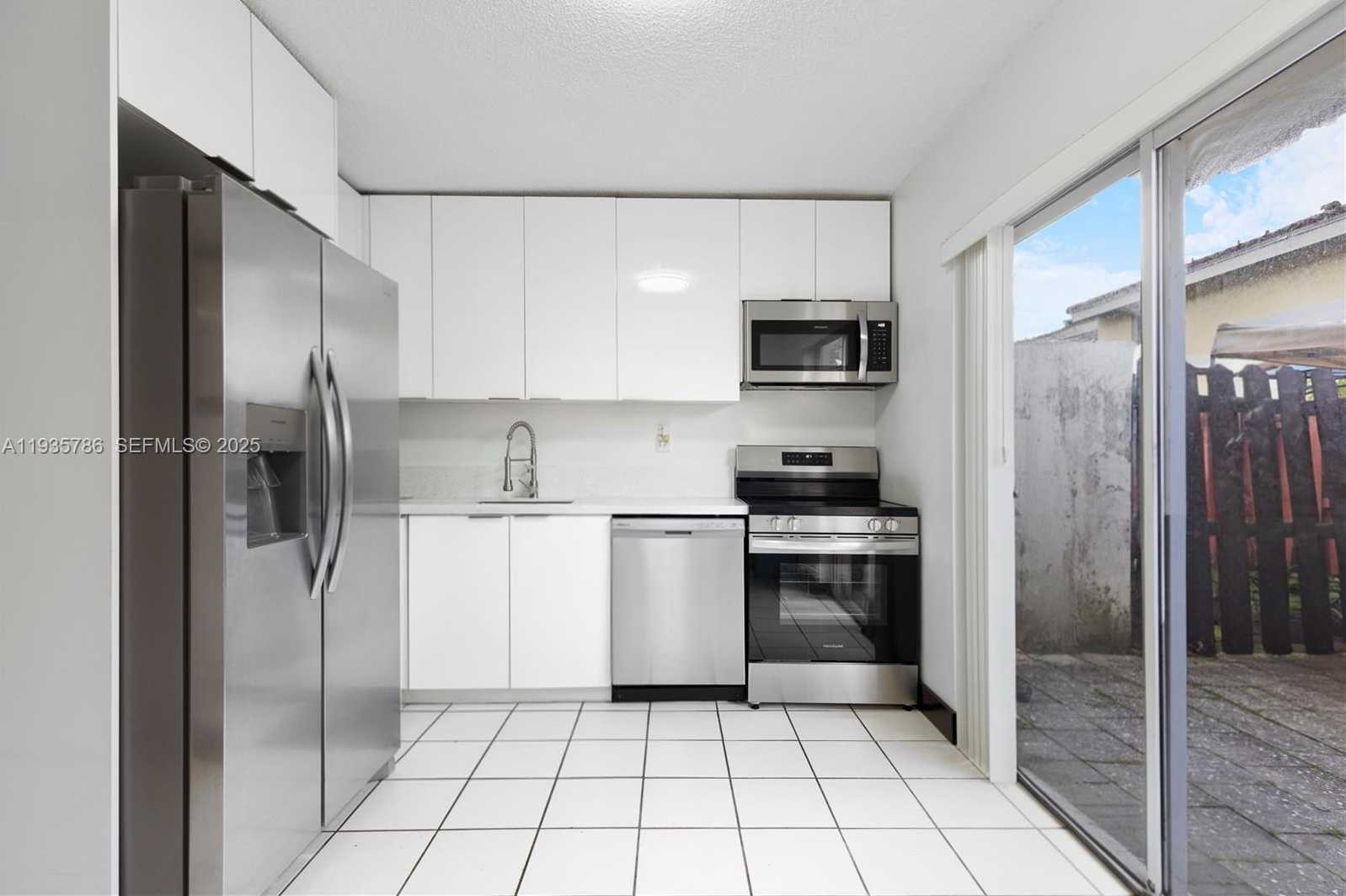 Small Image of 8262 NW 5th Ln, Miami, FL 33126, USA Number 6