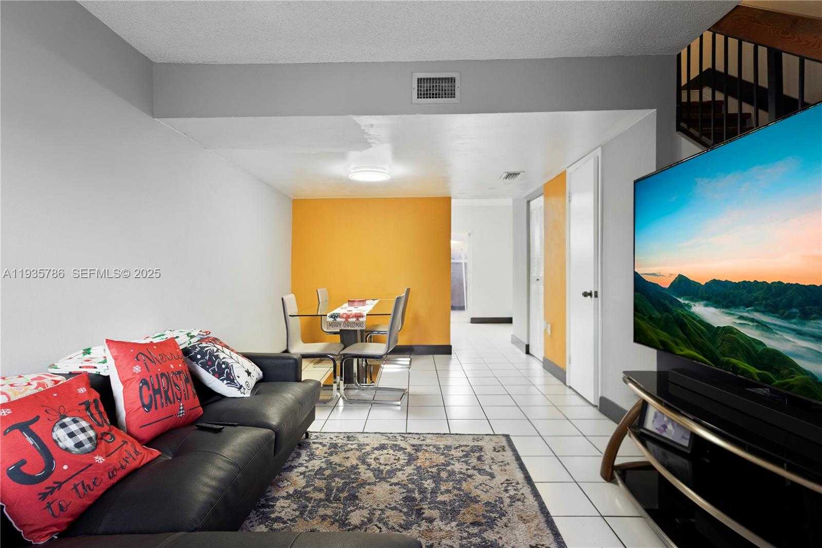 Small Image of 8262 NW 5th Ln, Miami, FL 33126, USA Number 9