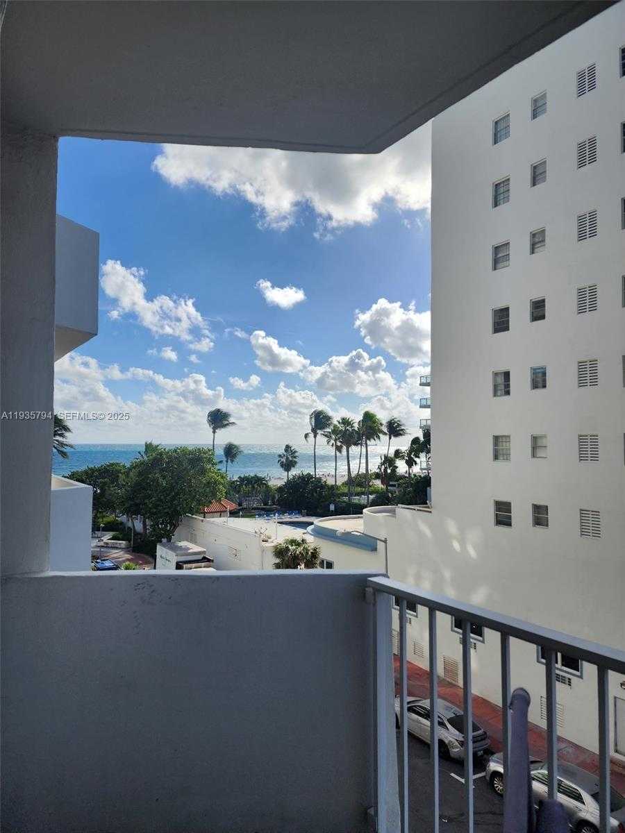 Small Image of 4301 COLLINS AVE #403, Miami Beach Number 2