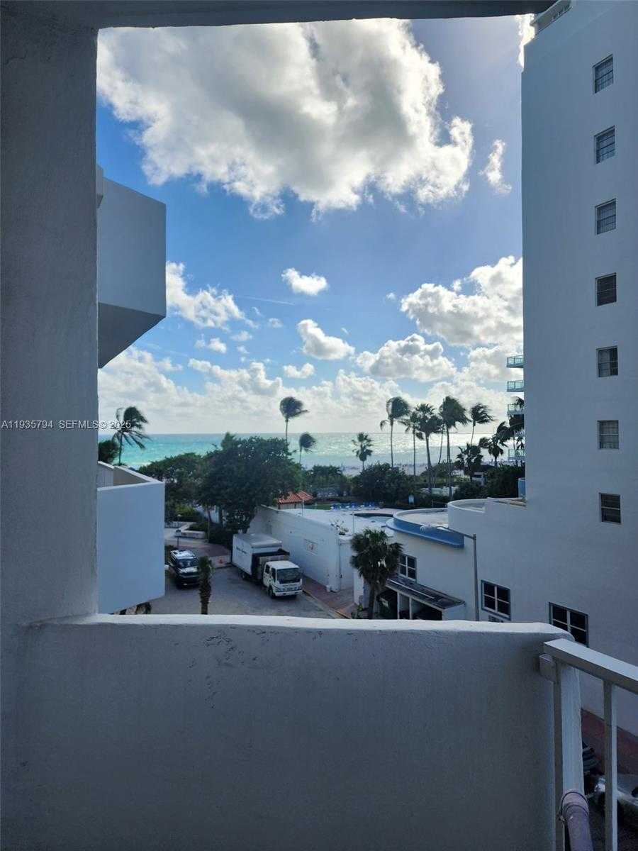 Small Image of 4301 COLLINS AVE #403, Miami Beach Number 3