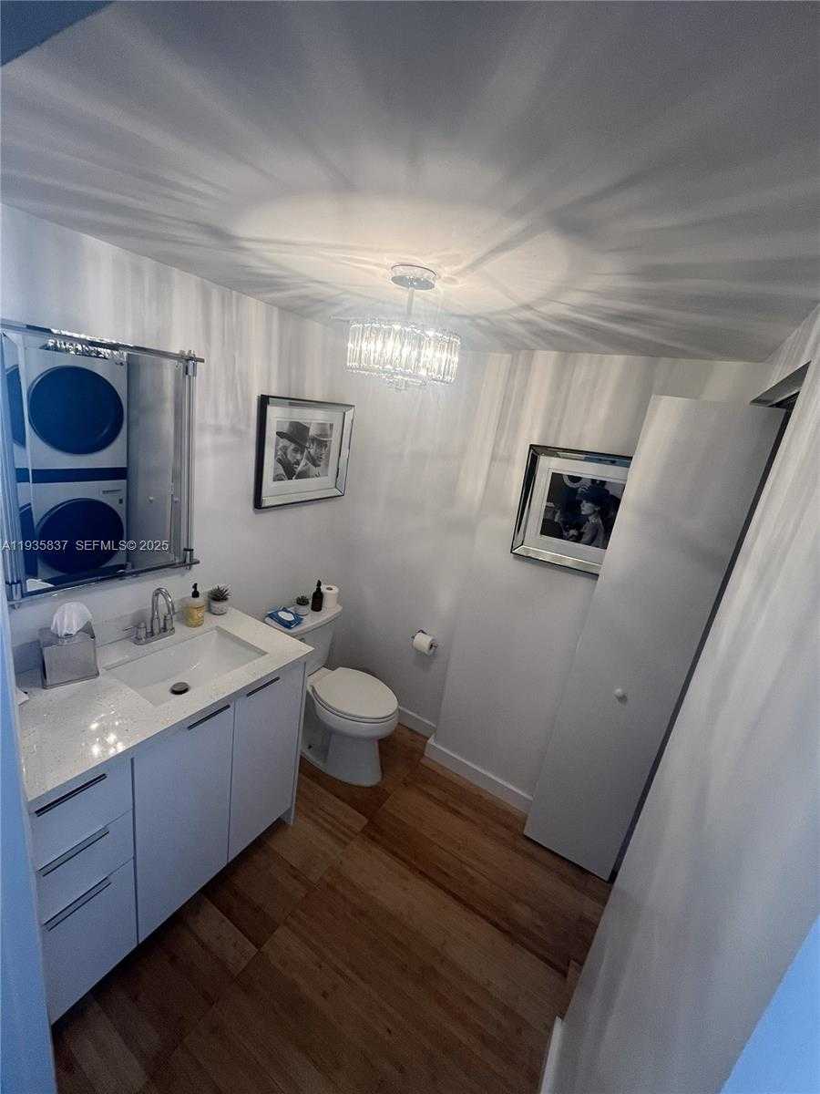 Small Image of 690 SOUTH WEST 1ST CT #1709, Miami Number 8