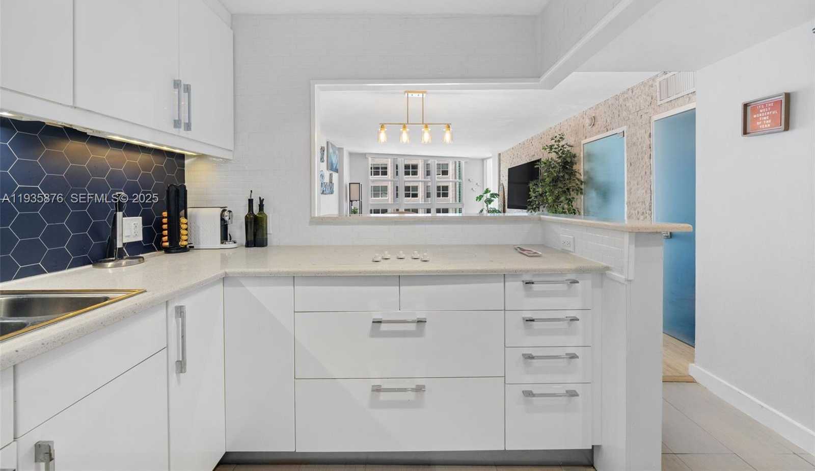 Small Image of 1228 WEST AVE #704, Miami Beach Number 5