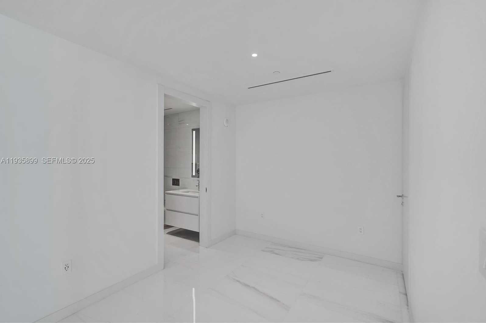 Small Image of 300 BISCAYNE BOULEVARD WAY #3605W, Miami Number 19