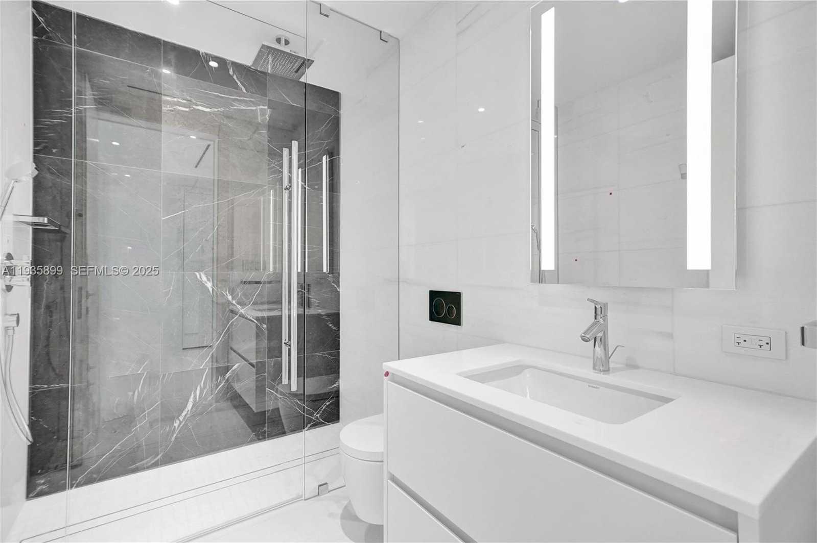 Small Image of 300 BISCAYNE BOULEVARD WAY #3605W, Miami Number 24