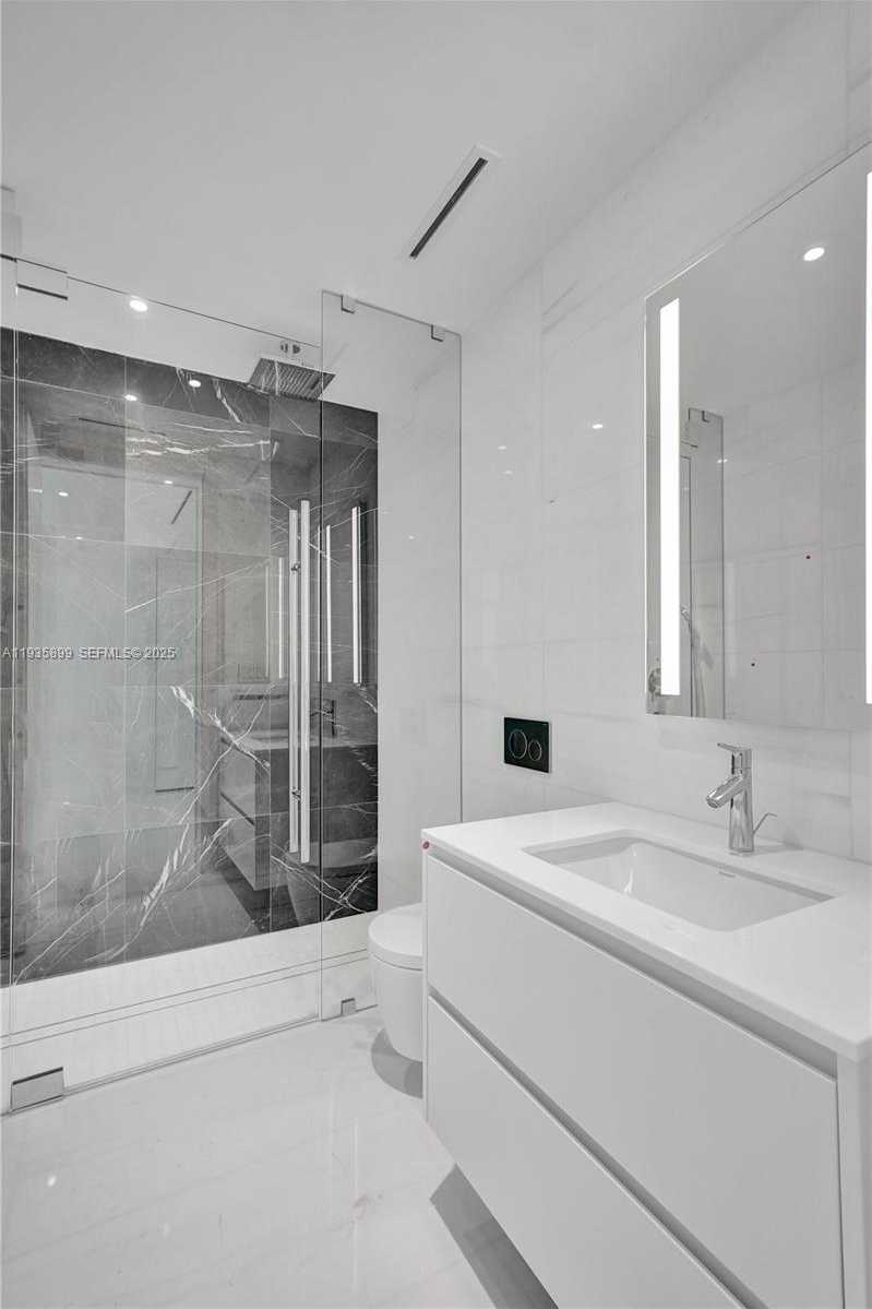 Small Image of 300 BISCAYNE BOULEVARD WAY #3605W, Miami Number 25