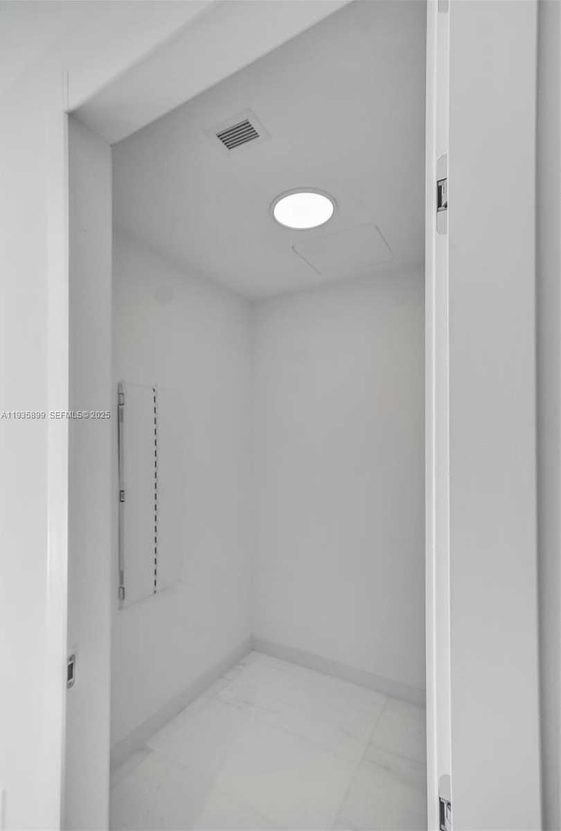 Small Image of 300 BISCAYNE BOULEVARD WAY #3605W, Miami Number 37