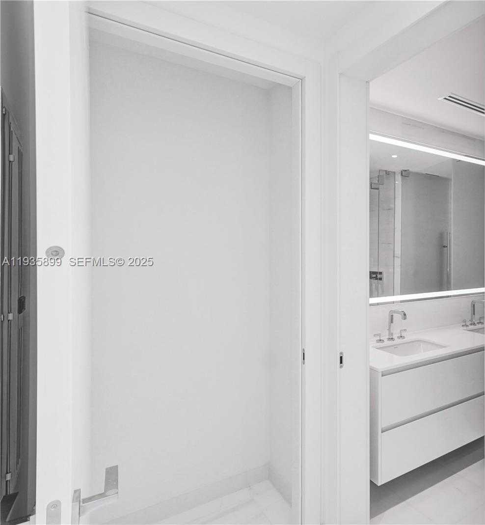 Small Image of 300 BISCAYNE BOULEVARD WAY #3605W, Miami Number 42