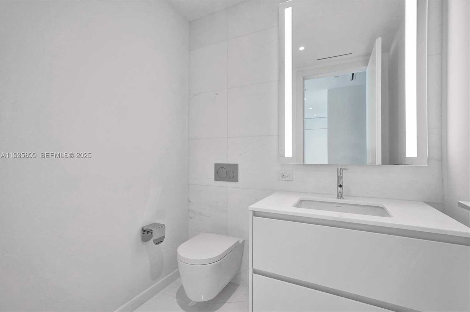Small Image of 300 BISCAYNE BOULEVARD WAY #3605W, Miami Number 43