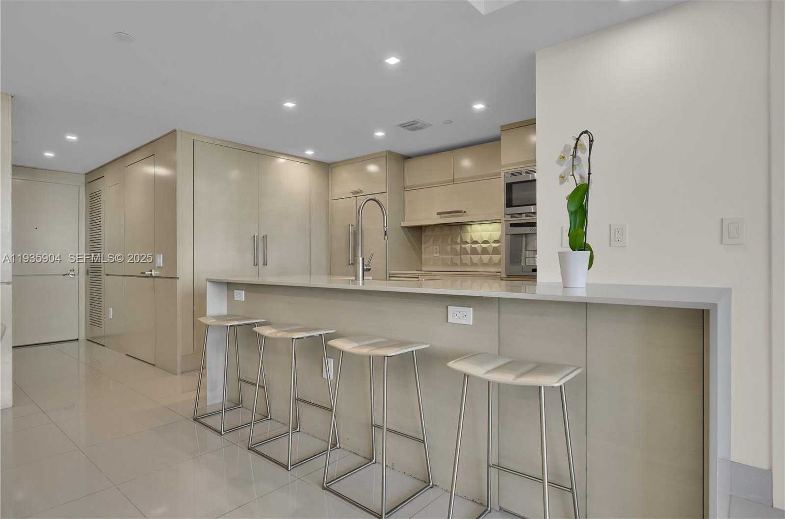 Small Image of 5875 COLLINS AVE #1003, Miami Beach Number 27