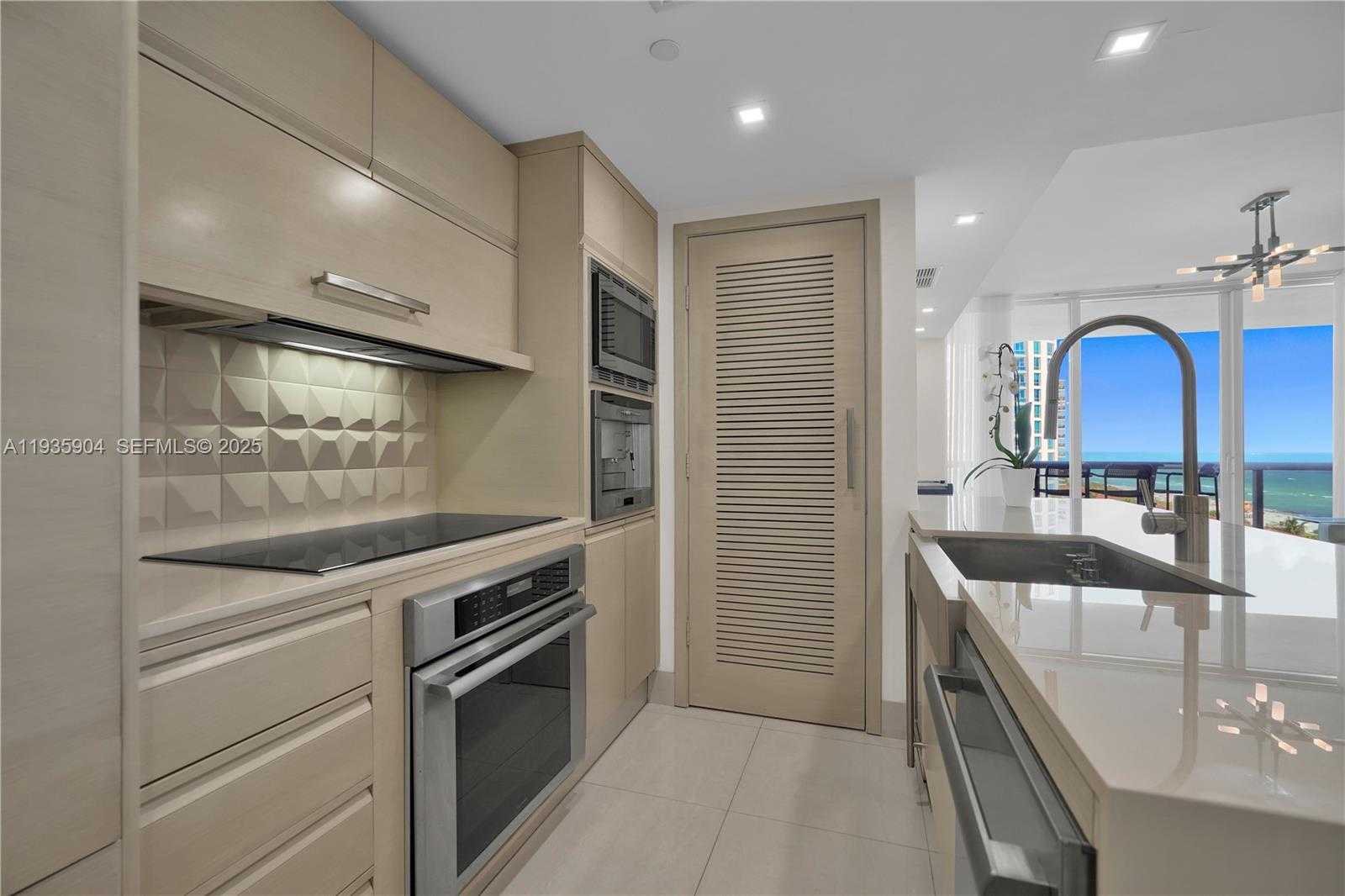 Small Image of 5875 COLLINS AVE #1003, Miami Beach Number 30