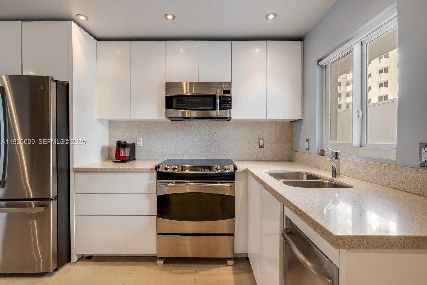 Small Image of 325 OCEAN DR #409, Miami Beach Number 2