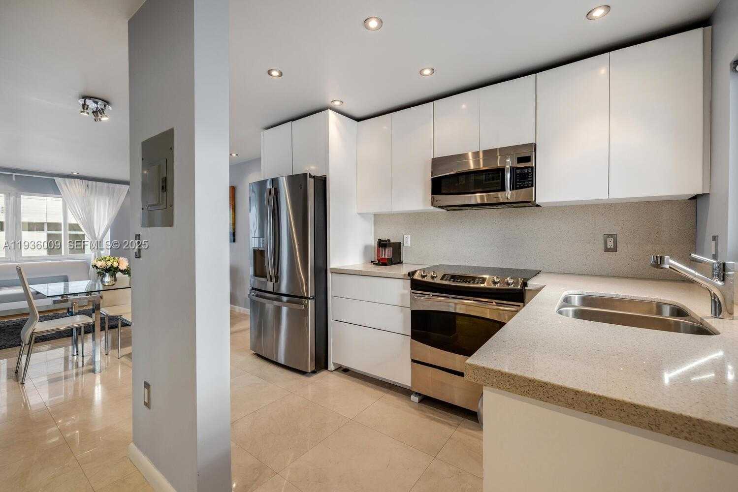 Small Image of 325 OCEAN DR #409, Miami Beach Number 3