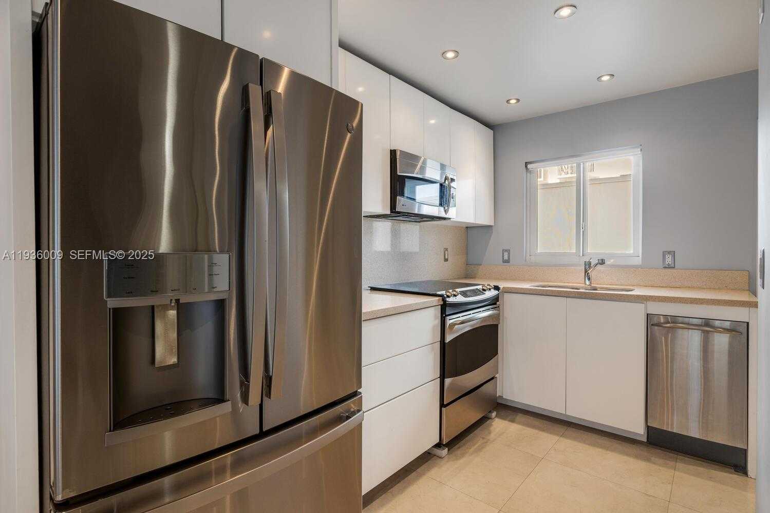 Small Image of 325 OCEAN DR #409, Miami Beach Number 4