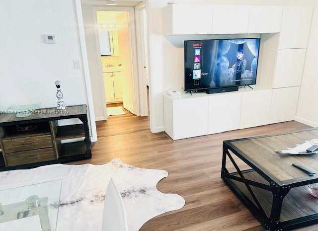 Small Image of 2625 COLLINS AVE #415, Miami Beach Number 3