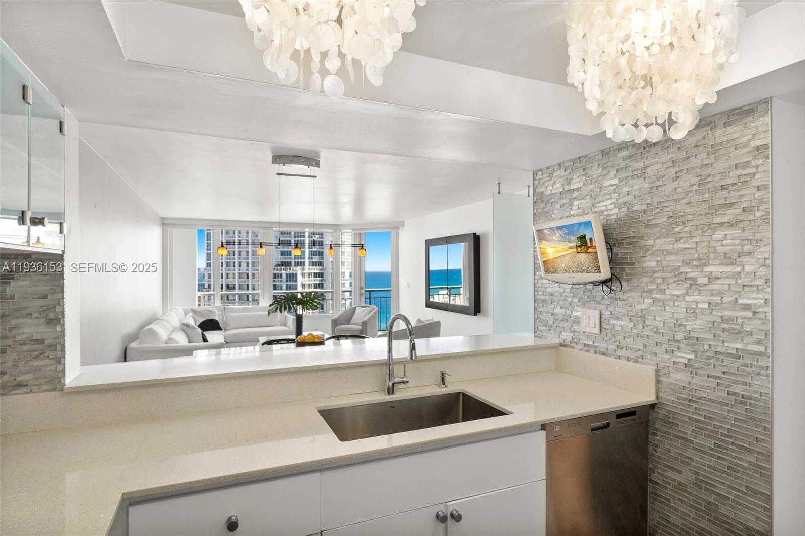 Small Image of 400 SOUTH POINTE DR #2208, Miami Beach Number 10