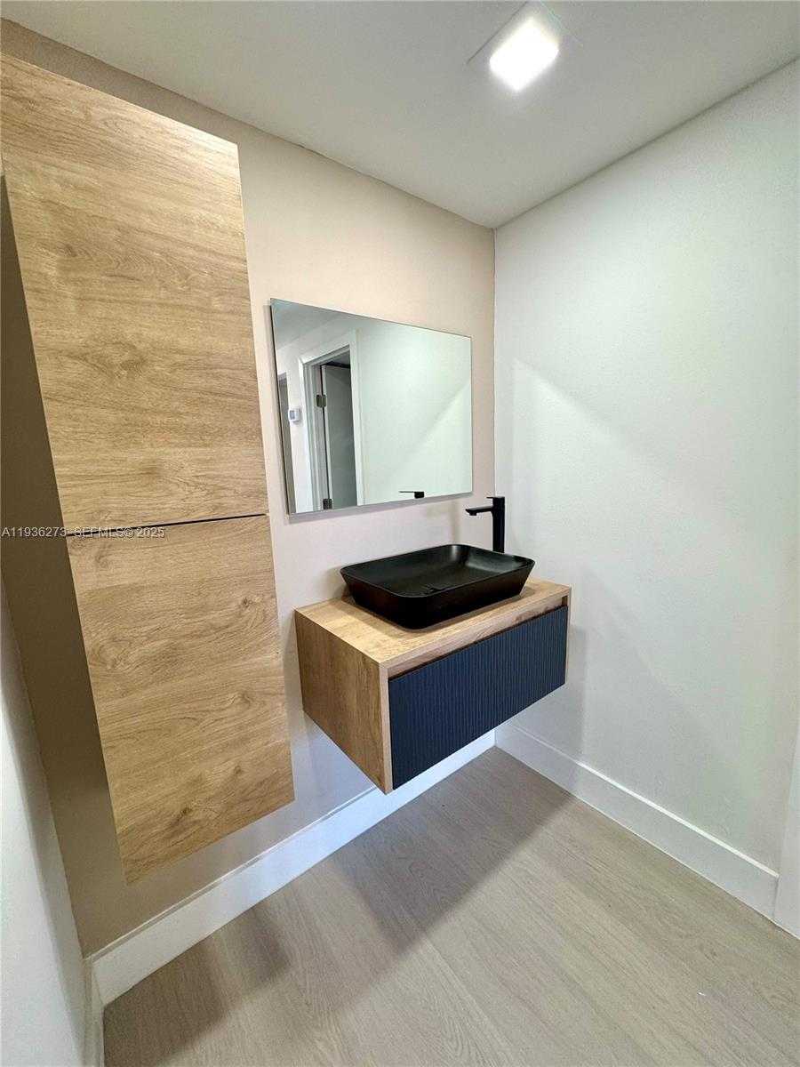 Small Image of 300 BAYVIEW DR #1201, Sunny Isles Beach Number 10