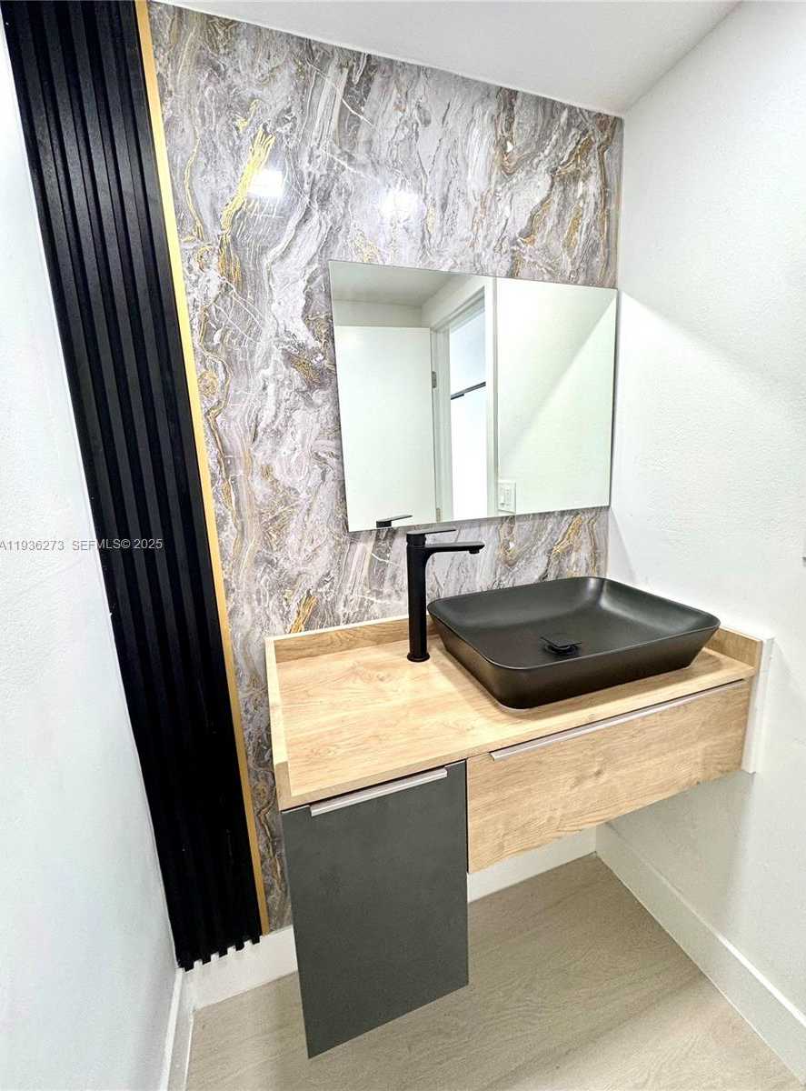 Small Image of 300 BAYVIEW DR #1201, Sunny Isles Beach Number 6