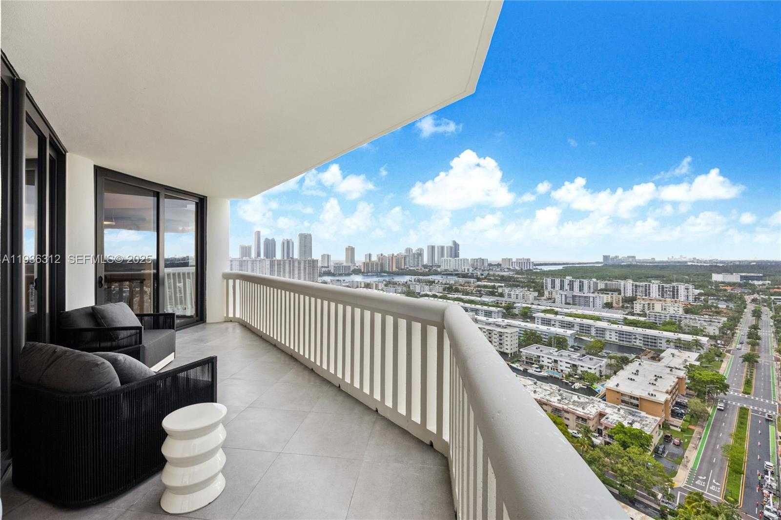 Small Image of 2000 ISLAND BLVD #2507, Aventura Number 16