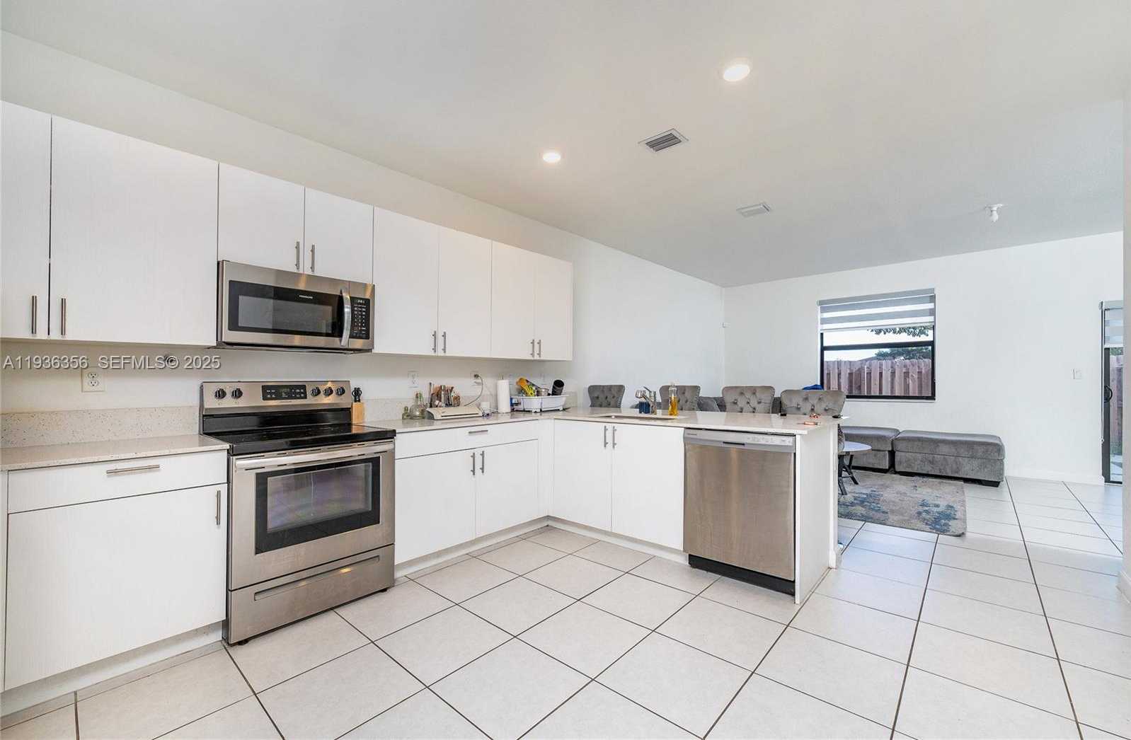 Small Image of 23061 SOUTH WEST 128TH PL, Miami Number 4