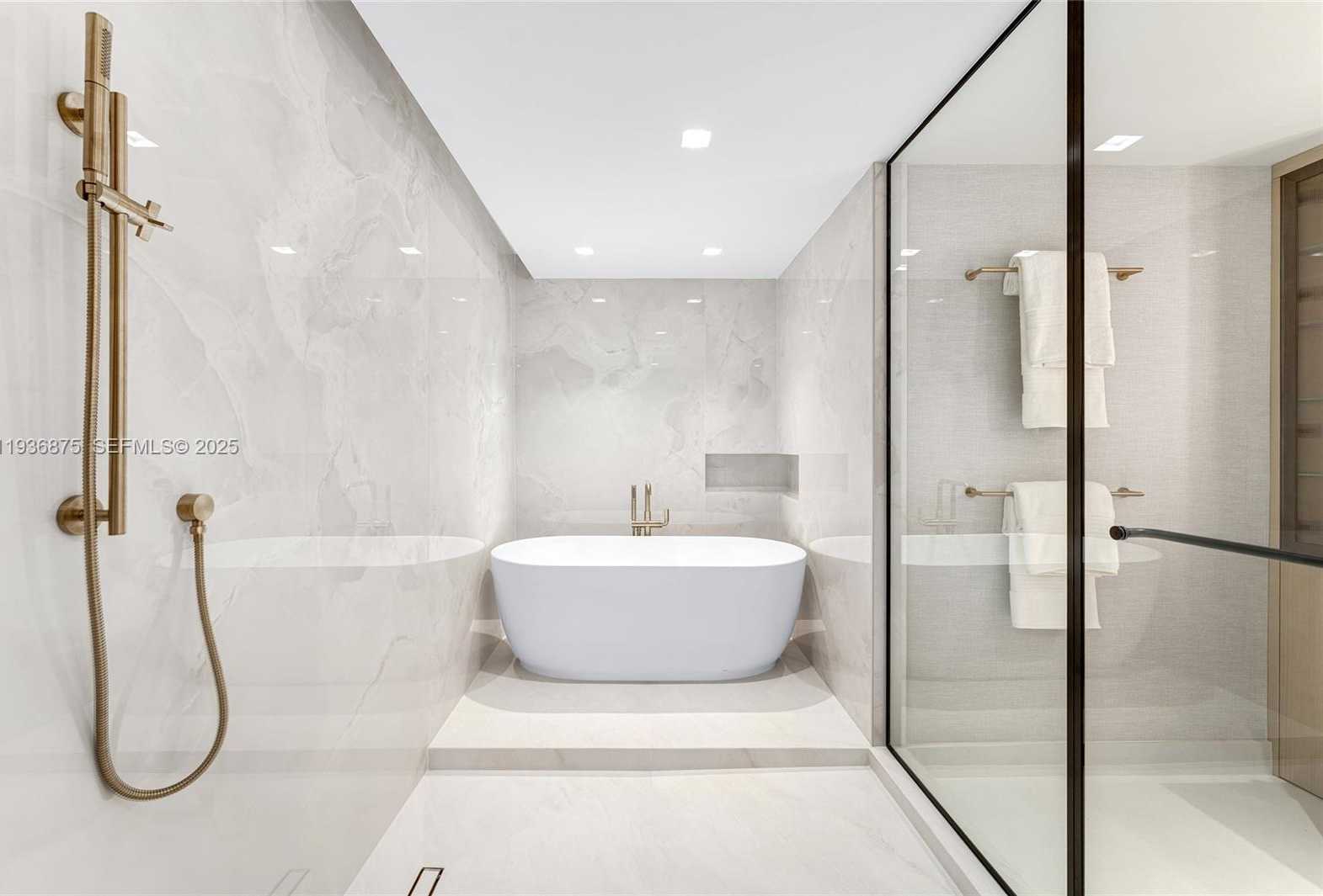 Small Image of 2521 FISHER ISLAND DR #6201, Miami Beach Number 31