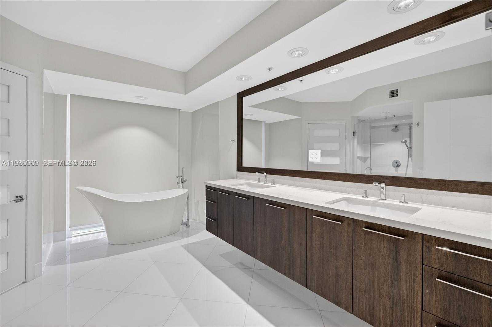 Small Image of 3370 HIDDEN BAY DR #2711, Aventura Number 49