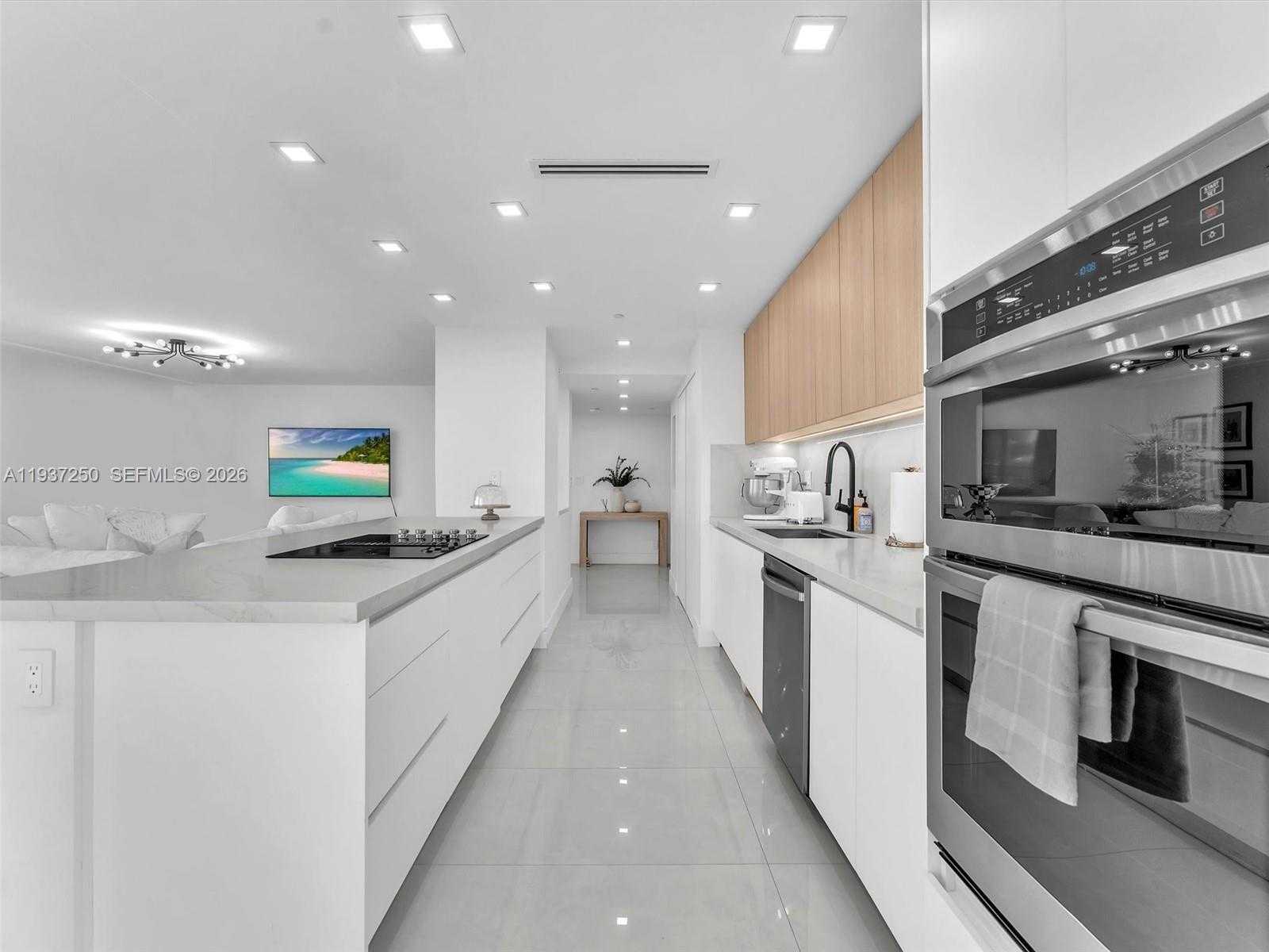 Small Image of 19707 TURNBERRY WAY #22D, Aventura Number 5