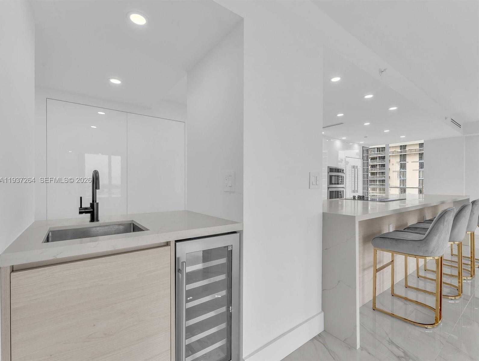 Small Image of 19707 TURNBERRY WAY #25D, Aventura Number 2