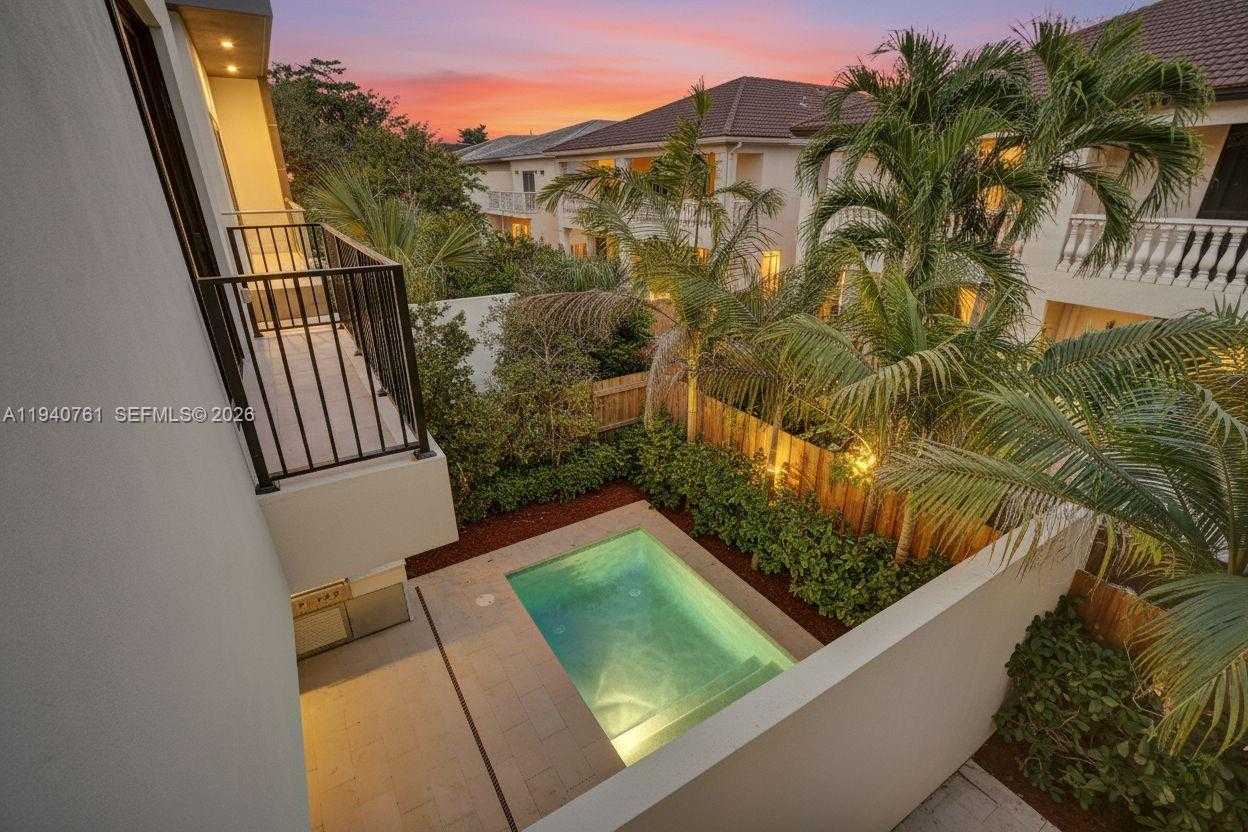 Small Image of 3071 HIBISCUS ST, Miami Number 11