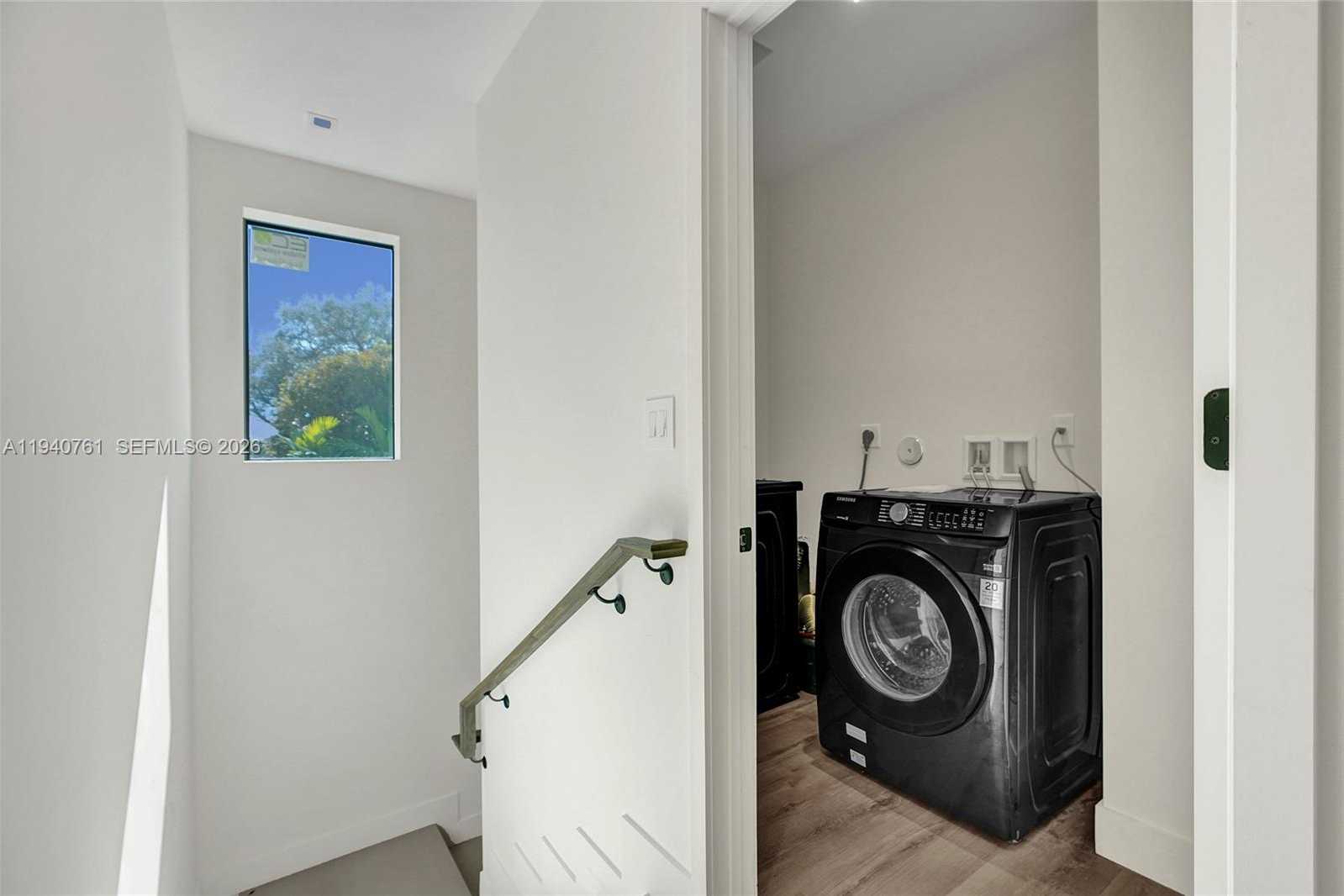 Small Image of 3071 HIBISCUS ST, Miami Number 41