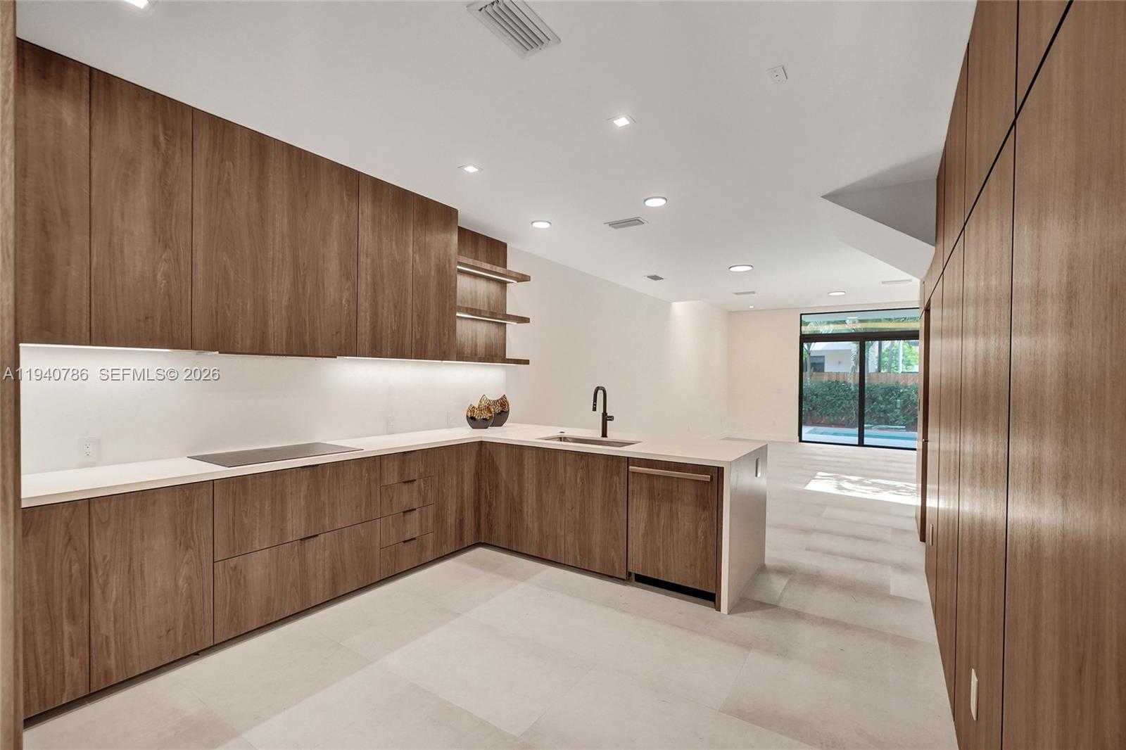 Small Image of 3073 HIBISCUS ST, Miami Number 29