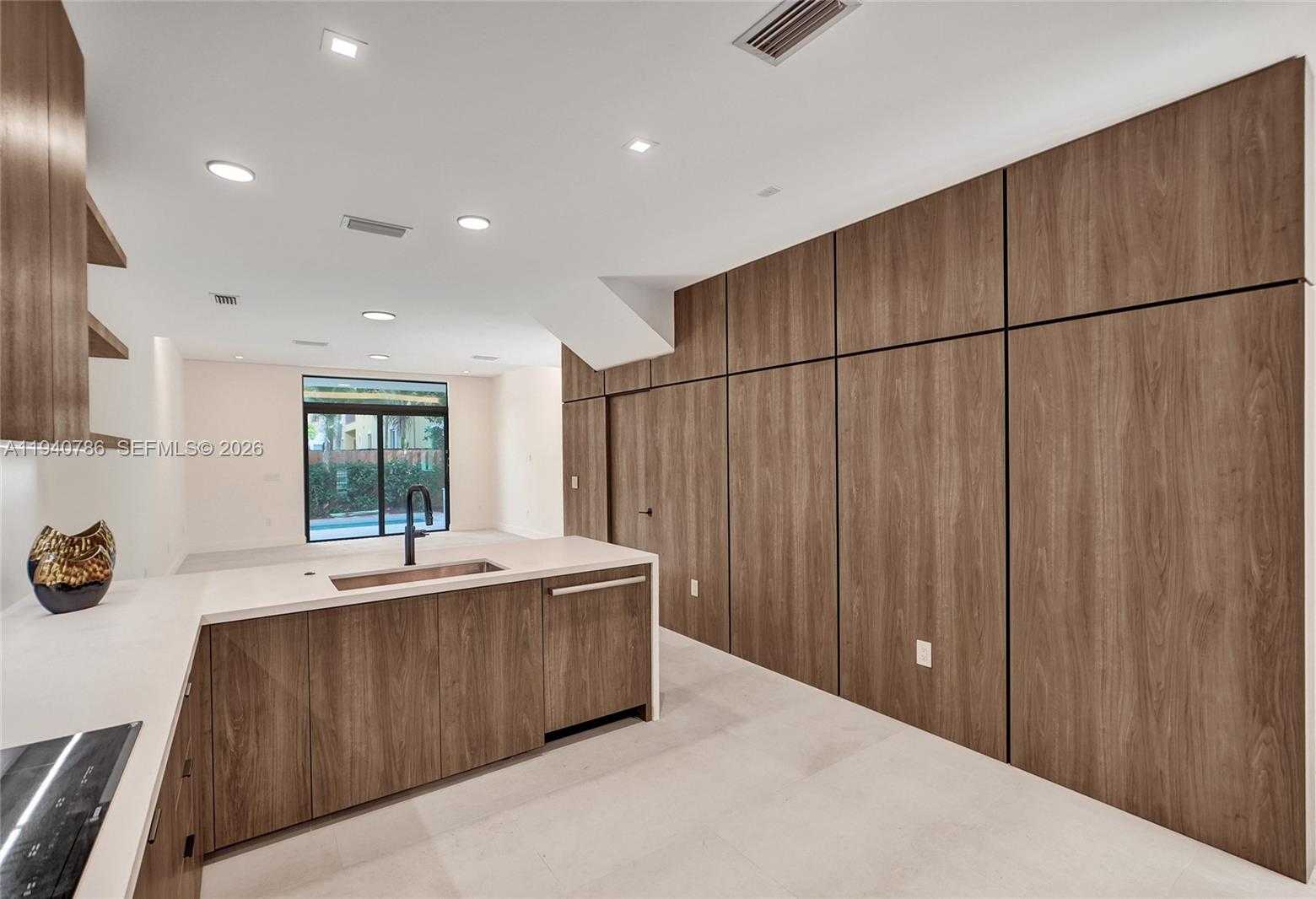 Small Image of 3073 HIBISCUS ST, Miami Number 30